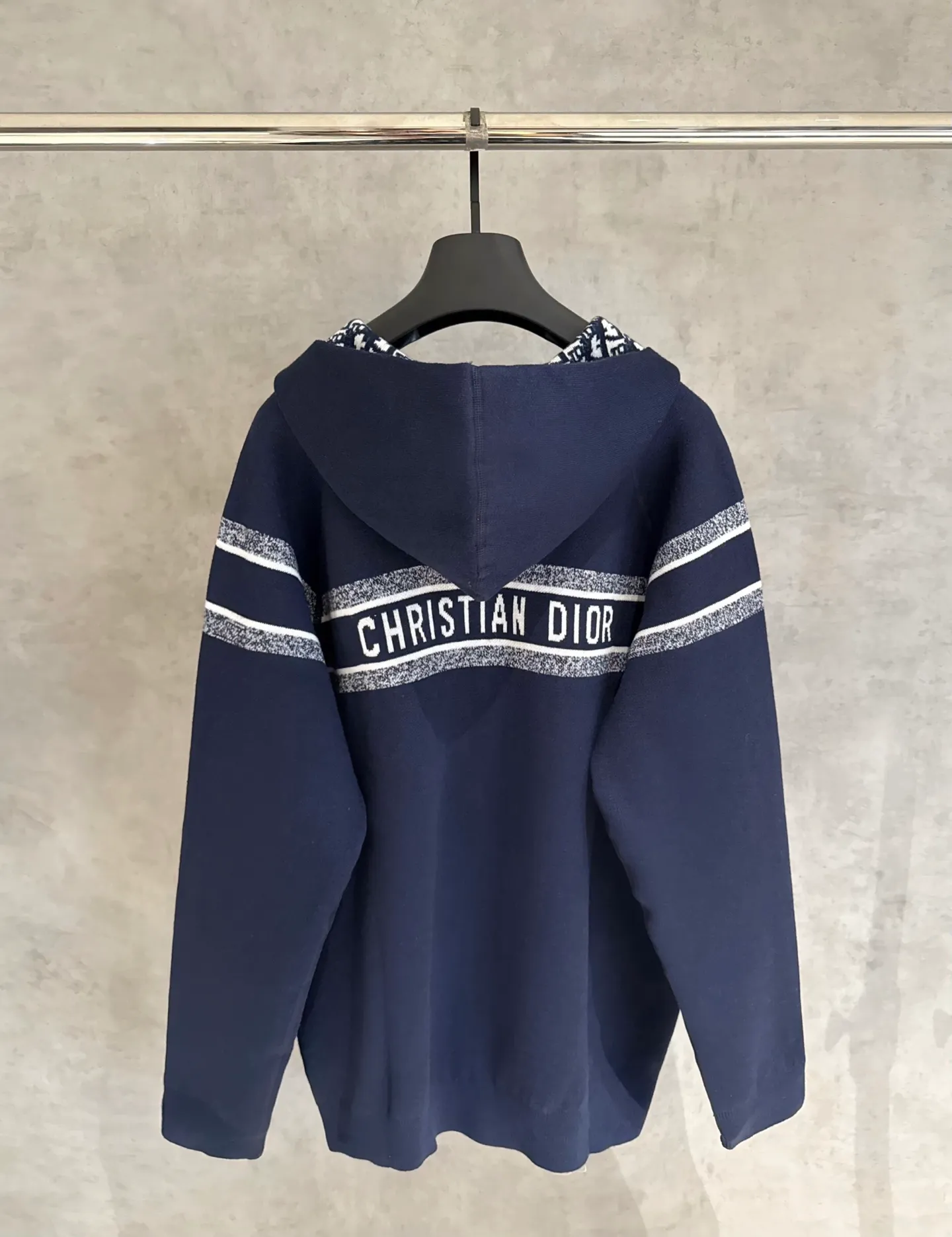 🅿️590 [Strict quality control] DIOR/Dior double-sided jacquard cashmere knitted hooded sweater (enlarged version to differentiate the market) The fabric is made of cashmere blended knitted fabric, with a soft and comfortable texture. It features a zip closure at the front and subtle ribbed trimming at the cuffs and hem. The reversible design features a solid tone on one side and the brand's signature Oblique pattern on the other, with Cistian strap detailing on the back. The unlined cut ensures a light and effortless fit, while the slim fit creates an elegant silhouette. The entire piece has exquisite craftsmanship, double-sided knitting technology enables reversible wear, and ribbed edges enhance the three-dimensional effect. Dry cleaning and maintenance are recommended to maintain the delicate texture of cashmere fabrics. Color: Navy Gray Size: M L XL 2xl