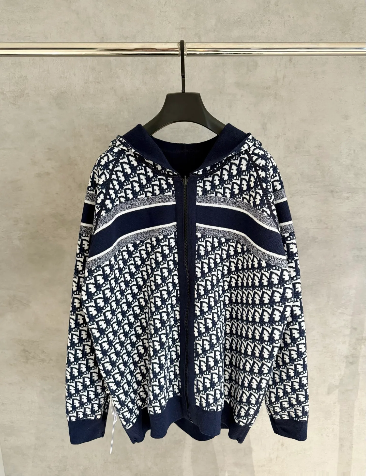 🅿️590 [Strict quality control] DIOR/Dior double-sided jacquard cashmere knitted hooded sweater (enlarged version to differentiate the market) The fabric is made of cashmere blended knitted fabric, with a soft and comfortable texture. It features a zip closure at the front and subtle ribbed trimming at the cuffs and hem. The reversible design features a solid tone on one side and the brand's signature Oblique pattern on the other, with Cistian strap detailing on the back. The unlined cut ensures a light and effortless fit, while the slim fit creates an elegant silhouette. The entire piece has exquisite craftsmanship, double-sided knitting technology enables reversible wear, and ribbed edges enhance the three-dimensional effect. Dry cleaning and maintenance are recommended to maintain the delicate texture of cashmere fabrics. Color: Navy Gray Size: M L XL 2xl