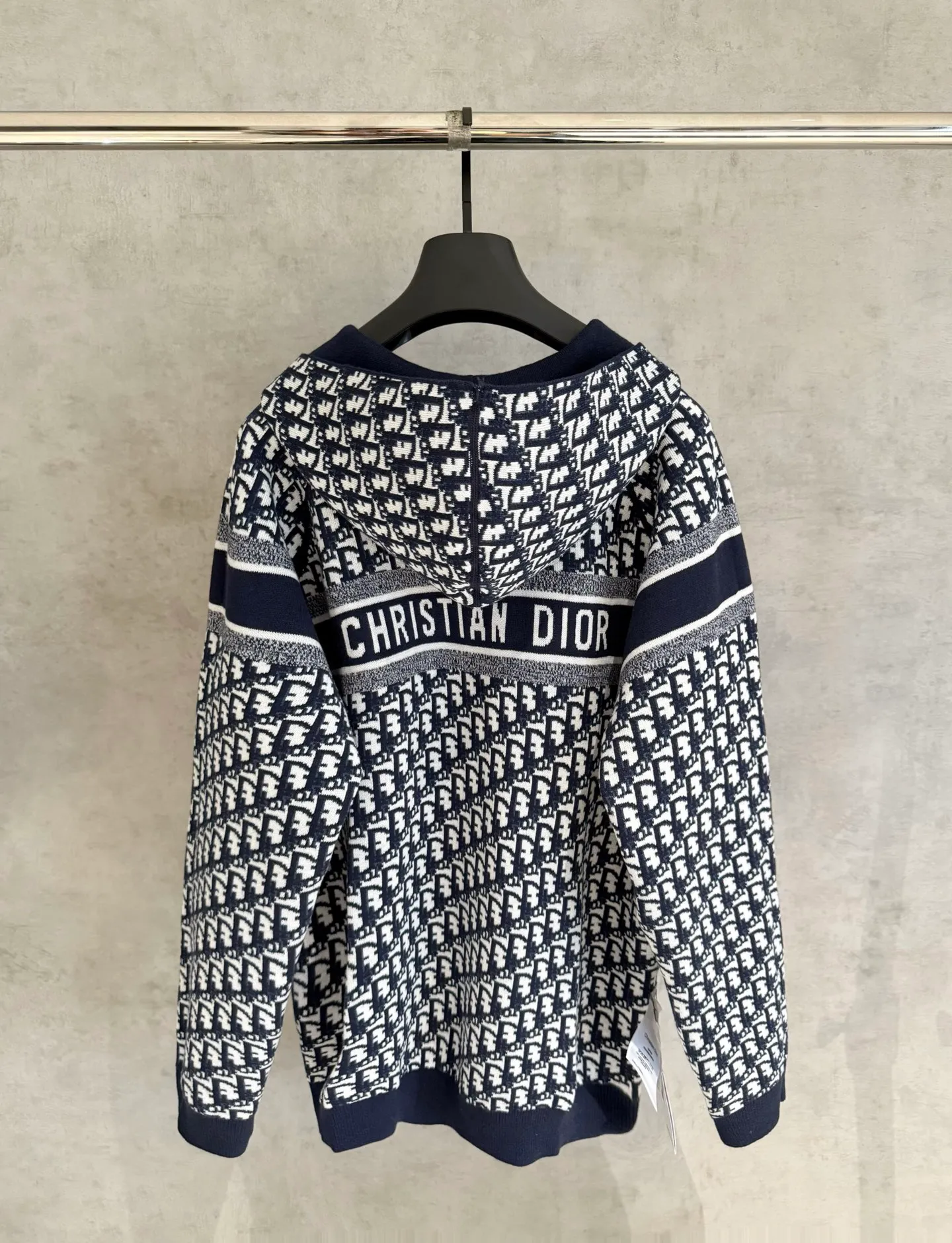 🅿️590 [Strict quality control] DIOR/Dior double-sided jacquard cashmere knitted hooded sweater (enlarged version to differentiate the market) The fabric is made of cashmere blended knitted fabric, with a soft and comfortable texture. It features a zip closure at the front and subtle ribbed trimming at the cuffs and hem. The reversible design features a solid tone on one side and the brand's signature Oblique pattern on the other, with Cistian strap detailing on the back. The unlined cut ensures a light and effortless fit, while the slim fit creates an elegant silhouette. The entire piece has exquisite craftsmanship, double-sided knitting technology enables reversible wear, and ribbed edges enhance the three-dimensional effect. Dry cleaning and maintenance are recommended to maintain the delicate texture of cashmere fabrics. Color: Navy Gray Size: M L XL 2xl