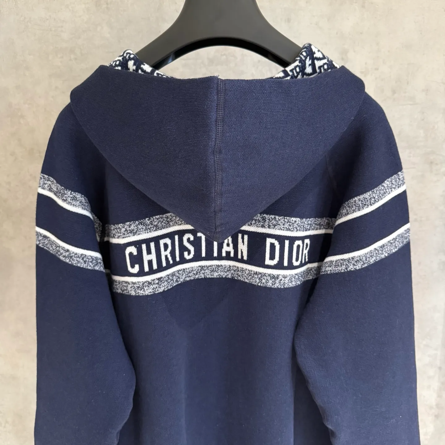 🅿️590 [Strict quality control] DIOR/Dior double-sided jacquard cashmere knitted hooded sweater (enlarged version to differentiate the market) The fabric is made of cashmere blended knitted fabric, with a soft and comfortable texture. It features a zip closure at the front and subtle ribbed trimming at the cuffs and hem. The reversible design features a solid tone on one side and the brand's signature Oblique pattern on the other, with Cistian strap detailing on the back. The unlined cut ensures a light and effortless fit, while the slim fit creates an elegant silhouette. The entire piece has exquisite craftsmanship, double-sided knitting technology enables reversible wear, and ribbed edges enhance the three-dimensional effect. Dry cleaning and maintenance are recommended to maintain the delicate texture of cashmere fabrics. Color: Navy Gray Size: M L XL 2xl