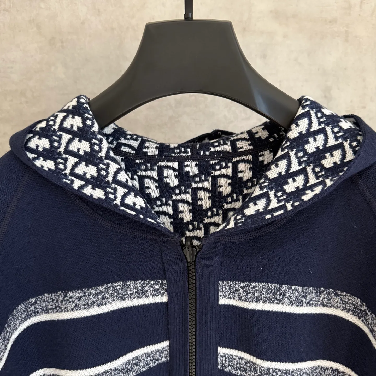 🅿️590 [Strict quality control] DIOR/Dior double-sided jacquard cashmere knitted hooded sweater (enlarged version to differentiate the market) The fabric is made of cashmere blended knitted fabric, with a soft and comfortable texture. It features a zip closure at the front and subtle ribbed trimming at the cuffs and hem. The reversible design features a solid tone on one side and the brand's signature Oblique pattern on the other, with Cistian strap detailing on the back. The unlined cut ensures a light and effortless fit, while the slim fit creates an elegant silhouette. The entire piece has exquisite craftsmanship, double-sided knitting technology enables reversible wear, and ribbed edges enhance the three-dimensional effect. Dry cleaning and maintenance are recommended to maintain the delicate texture of cashmere fabrics. Color: Navy Gray Size: M L XL 2xl