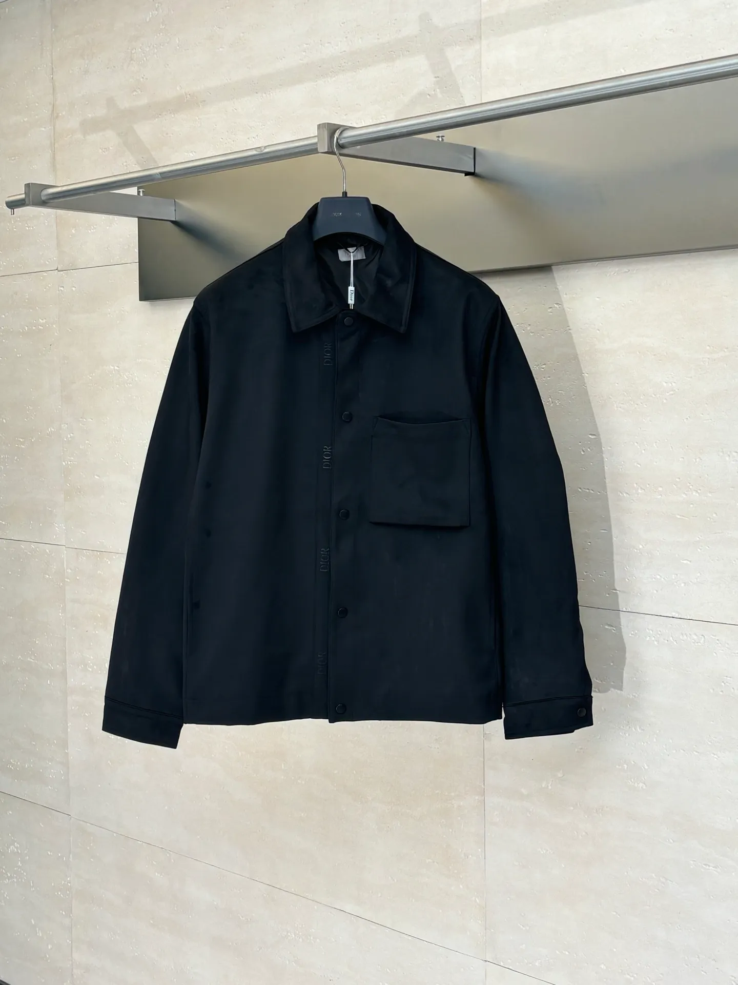 🅿️690 Dio*/Dior suede simple style leather jacket, with its elegant tones and exquisite suede material, provides a perfect choice for urban elites. The simple design language contains the calmness and restraint of business people, allowing you to appear comfortable in any occasion. Customized original snap buttons, full of details! The buttons are made of black matte metal, and the high-end feel is immediately apparent! The edges of the hardware are polished and smooth, and there is no defect at all!  Size: S/M/L/XL/XXL