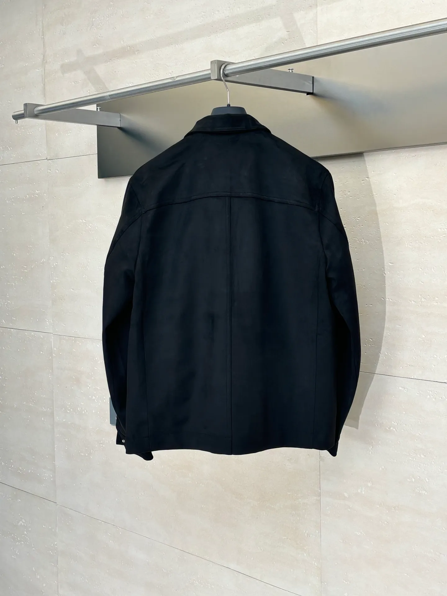🅿️690 Dio*/Dior suede simple style leather jacket, with its elegant tones and exquisite suede material, provides a perfect choice for urban elites. The simple design language contains the calmness and restraint of business people, allowing you to appear comfortable in any occasion. Customized original snap buttons, full of details! The buttons are made of black matte metal, and the high-end feel is immediately apparent! The edges of the hardware are polished and smooth, and there is no defect at all!  Size: S/M/L/XL/XXL