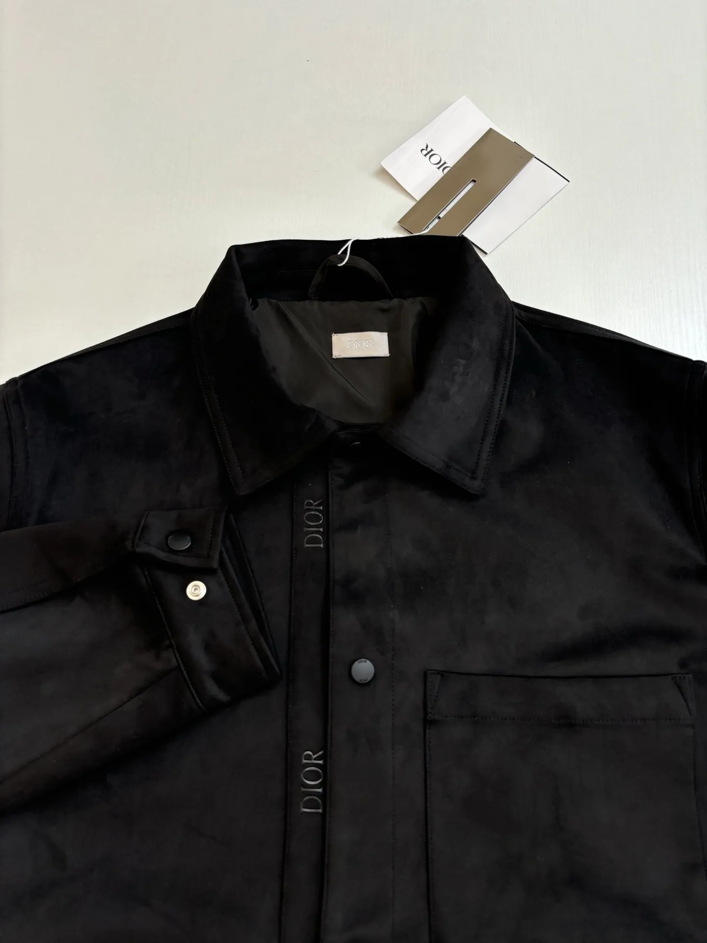 🅿️690 Dio*/Dior suede simple style leather jacket, with its elegant tones and exquisite suede material, provides a perfect choice for urban elites. The simple design language contains the calmness and restraint of business people, allowing you to appear comfortable in any occasion. Customized original snap buttons, full of details! The buttons are made of black matte metal, and the high-end feel is immediately apparent! The edges of the hardware are polished and smooth, and there is no defect at all!  Size: S/M/L/XL/XXL