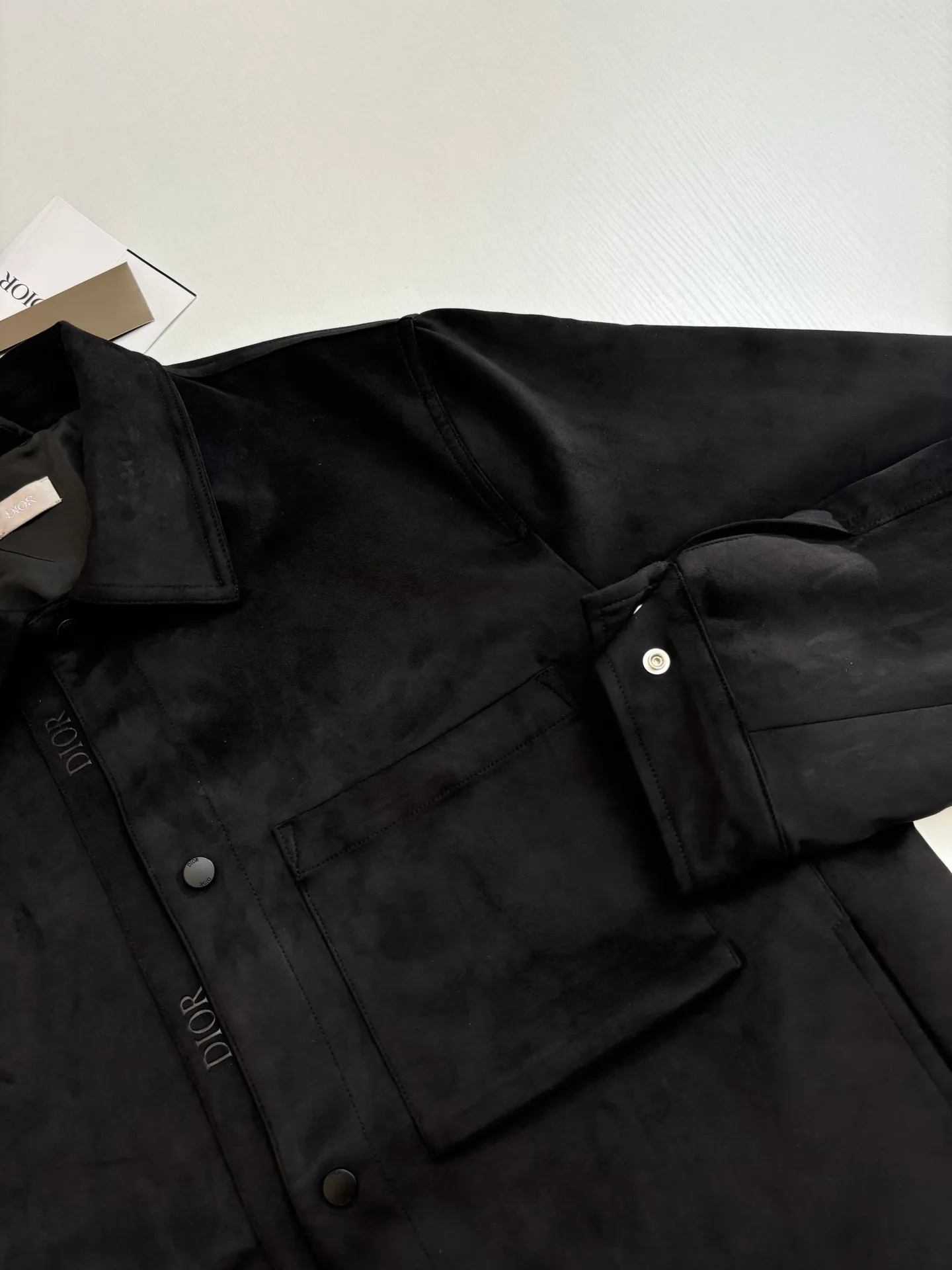 🅿️690 Dio*/Dior suede simple style leather jacket, with its elegant tones and exquisite suede material, provides a perfect choice for urban elites. The simple design language contains the calmness and restraint of business people, allowing you to appear comfortable in any occasion. Customized original snap buttons, full of details! The buttons are made of black matte metal, and the high-end feel is immediately apparent! The edges of the hardware are polished and smooth, and there is no defect at all!  Size: S/M/L/XL/XXL