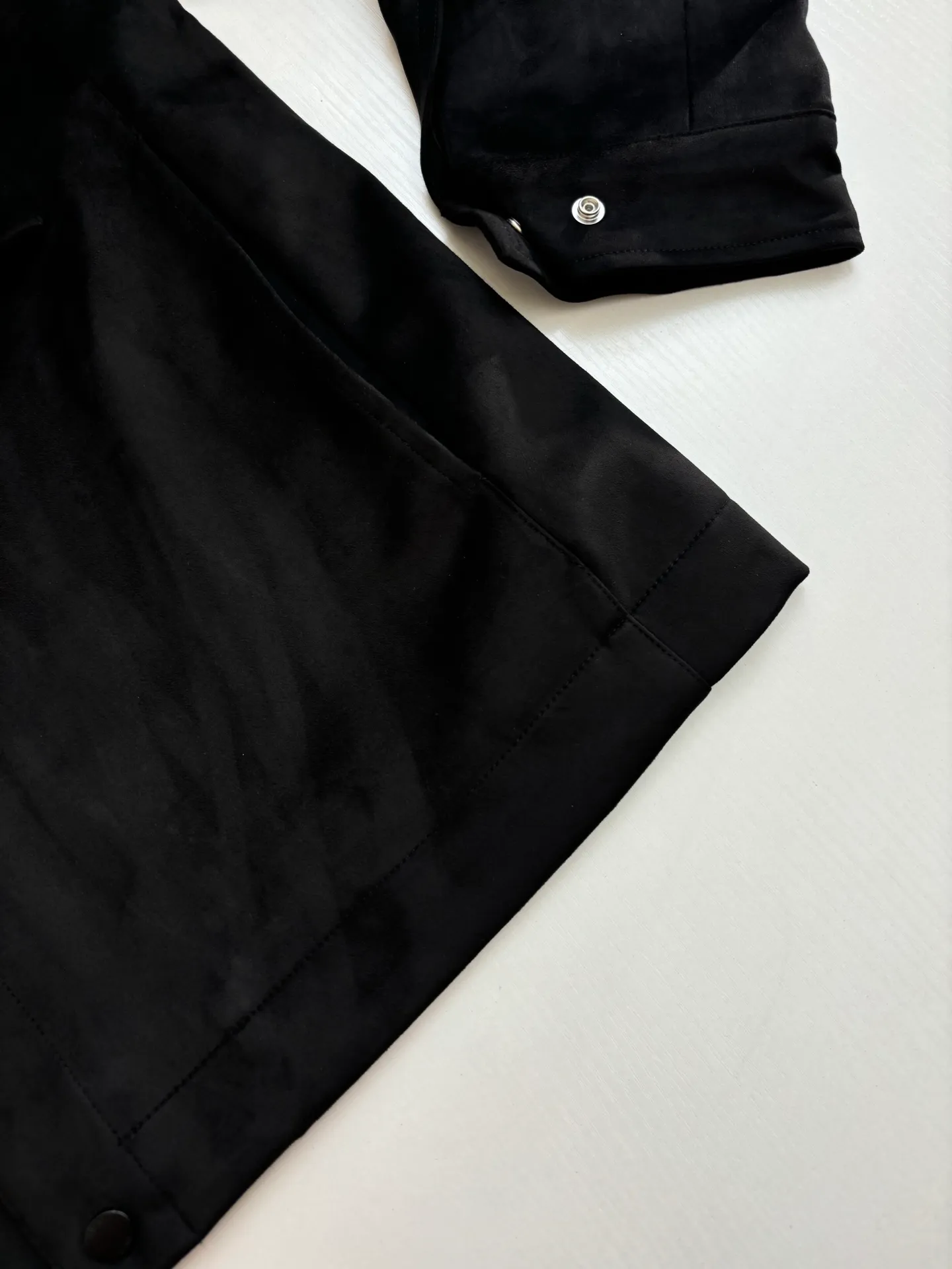 🅿️690 Dio*/Dior suede simple style leather jacket, with its elegant tones and exquisite suede material, provides a perfect choice for urban elites. The simple design language contains the calmness and restraint of business people, allowing you to appear comfortable in any occasion. Customized original snap buttons, full of details! The buttons are made of black matte metal, and the high-end feel is immediately apparent! The edges of the hardware are polished and smooth, and there is no defect at all!  Size: S/M/L/XL/XXL