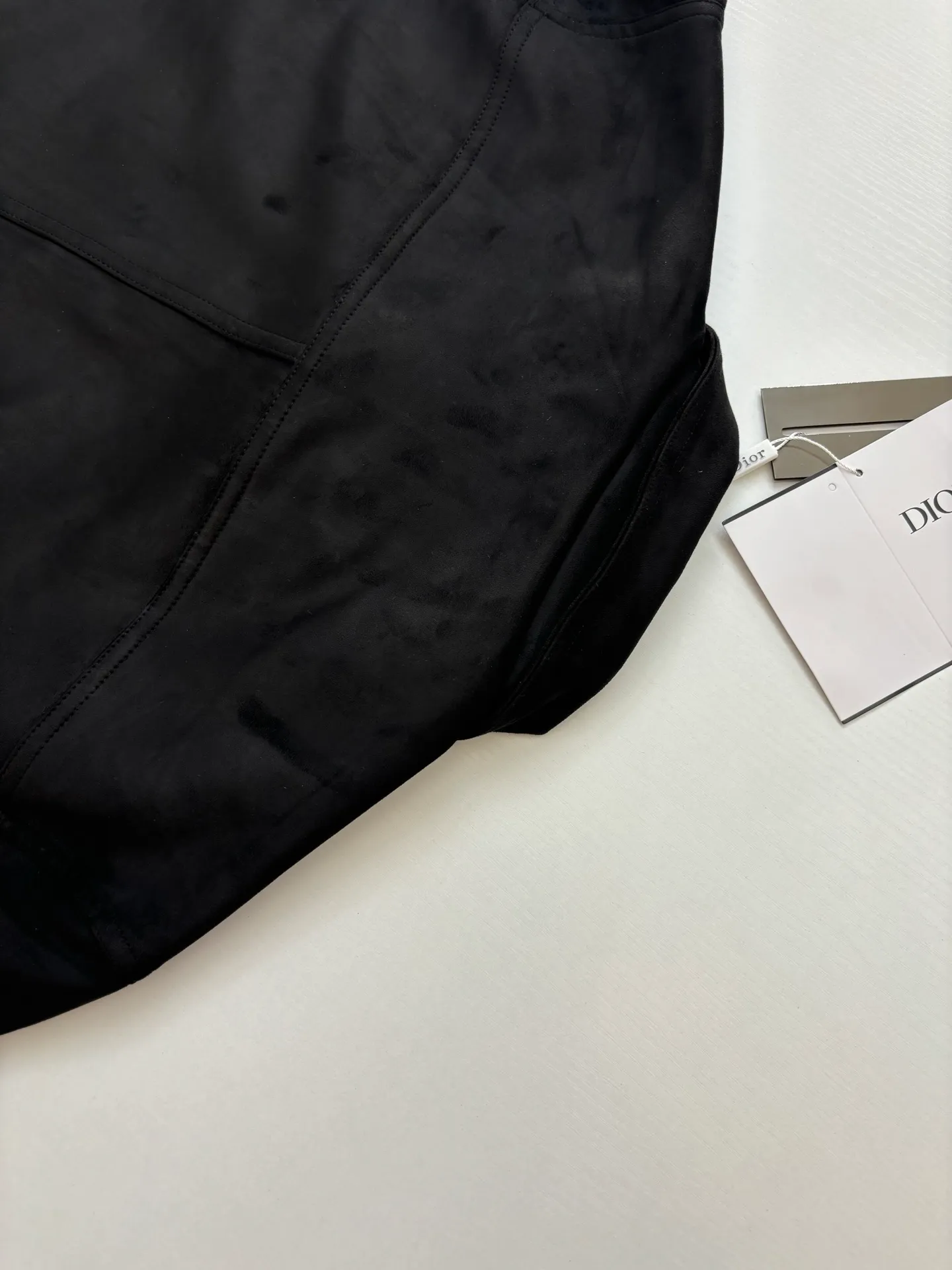 🅿️690 Dio*/Dior suede simple style leather jacket, with its elegant tones and exquisite suede material, provides a perfect choice for urban elites. The simple design language contains the calmness and restraint of business people, allowing you to appear comfortable in any occasion. Customized original snap buttons, full of details! The buttons are made of black matte metal, and the high-end feel is immediately apparent! The edges of the hardware are polished and smooth, and there is no defect at all!  Size: S/M/L/XL/XXL