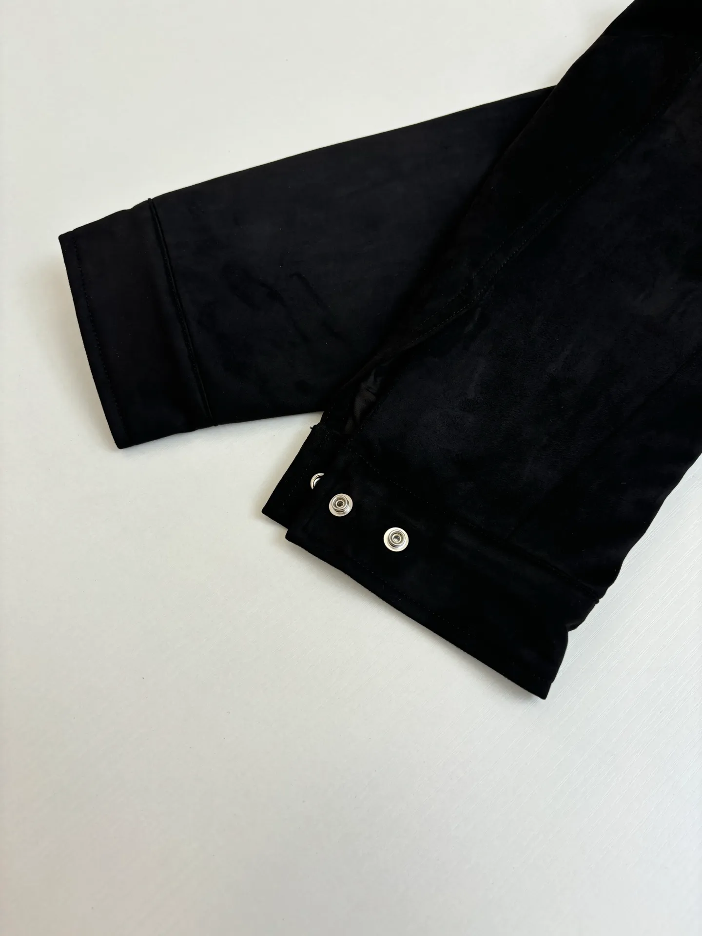 🅿️690 Dio*/Dior suede simple style leather jacket, with its elegant tones and exquisite suede material, provides a perfect choice for urban elites. The simple design language contains the calmness and restraint of business people, allowing you to appear comfortable in any occasion. Customized original snap buttons, full of details! The buttons are made of black matte metal, and the high-end feel is immediately apparent! The edges of the hardware are polished and smooth, and there is no defect at all!  Size: S/M/L/XL/XXL