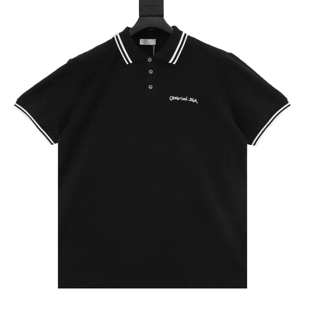 🅿️270 DIOR/Dior short-sleeved polo with cursive letter embroidery, original custom-made 200g cotton vermilion fabric, thread dyed the same as the original. Inspired by classic letter series. A cursive graphic design reinterprets the classic logo. Contrasting logo patch at chest. The imported machine-made tatami embroidery technology makes the letter logo appear delicate and exquisite, enhancing the decorative effect. Use an embroidery machine to embroider the designed letter logo onto the patch. Unisex Size: S-L