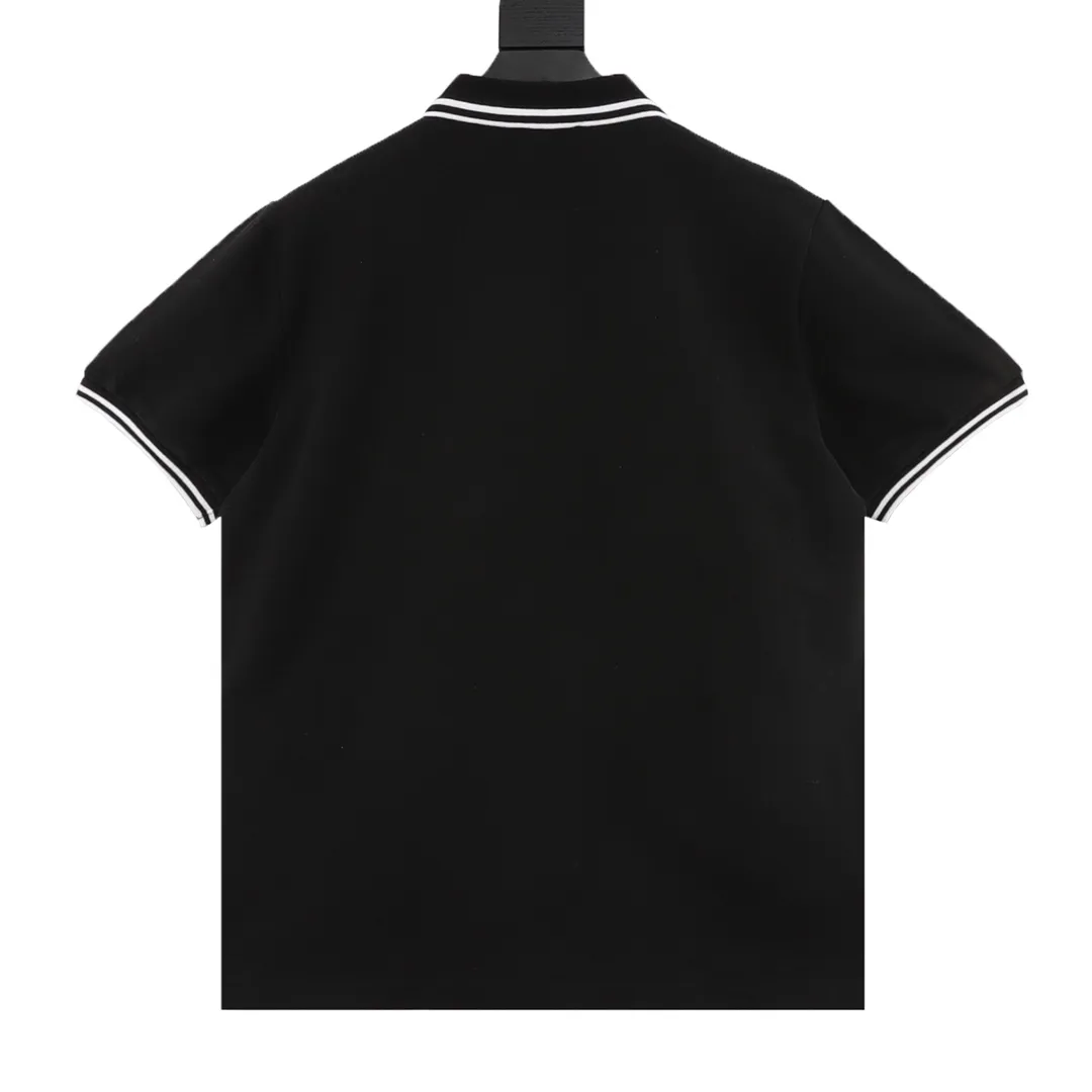 🅿️270 DIOR/Dior short-sleeved polo with cursive letter embroidery, original custom-made 200g cotton vermilion fabric, thread dyed the same as the original. Inspired by classic letter series. A cursive graphic design reinterprets the classic logo. Contrasting logo patch at chest. The imported machine-made tatami embroidery technology makes the letter logo appear delicate and exquisite, enhancing the decorative effect. Use an embroidery machine to embroider the designed letter logo onto the patch. Unisex Size: S-L