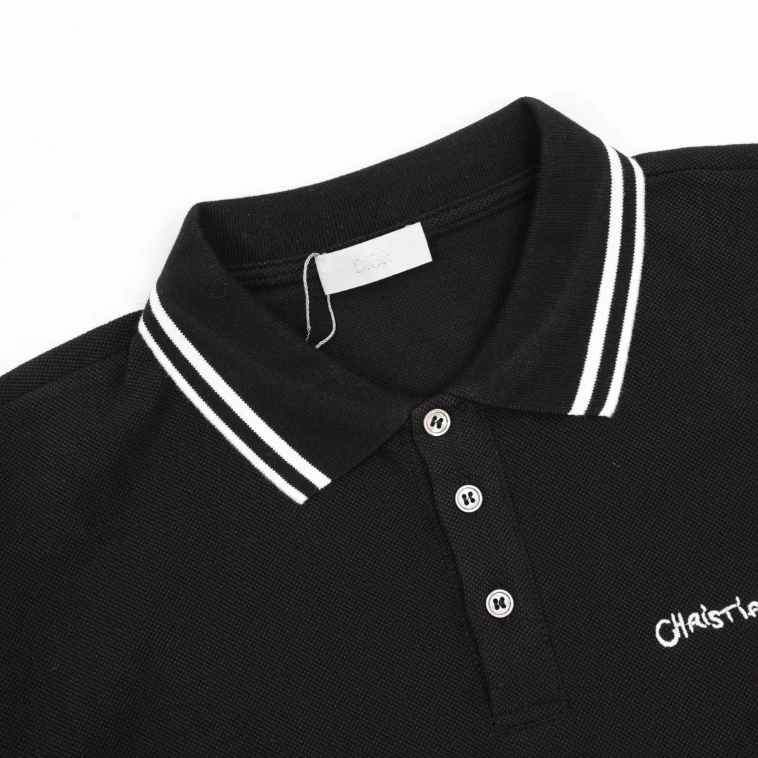 🅿️270 DIOR/Dior short-sleeved polo with cursive letter embroidery, original custom-made 200g cotton vermilion fabric, thread dyed the same as the original. Inspired by classic letter series. A cursive graphic design reinterprets the classic logo. Contrasting logo patch at chest. The imported machine-made tatami embroidery technology makes the letter logo appear delicate and exquisite, enhancing the decorative effect. Use an embroidery machine to embroider the designed letter logo onto the patch. Unisex Size: S-L
