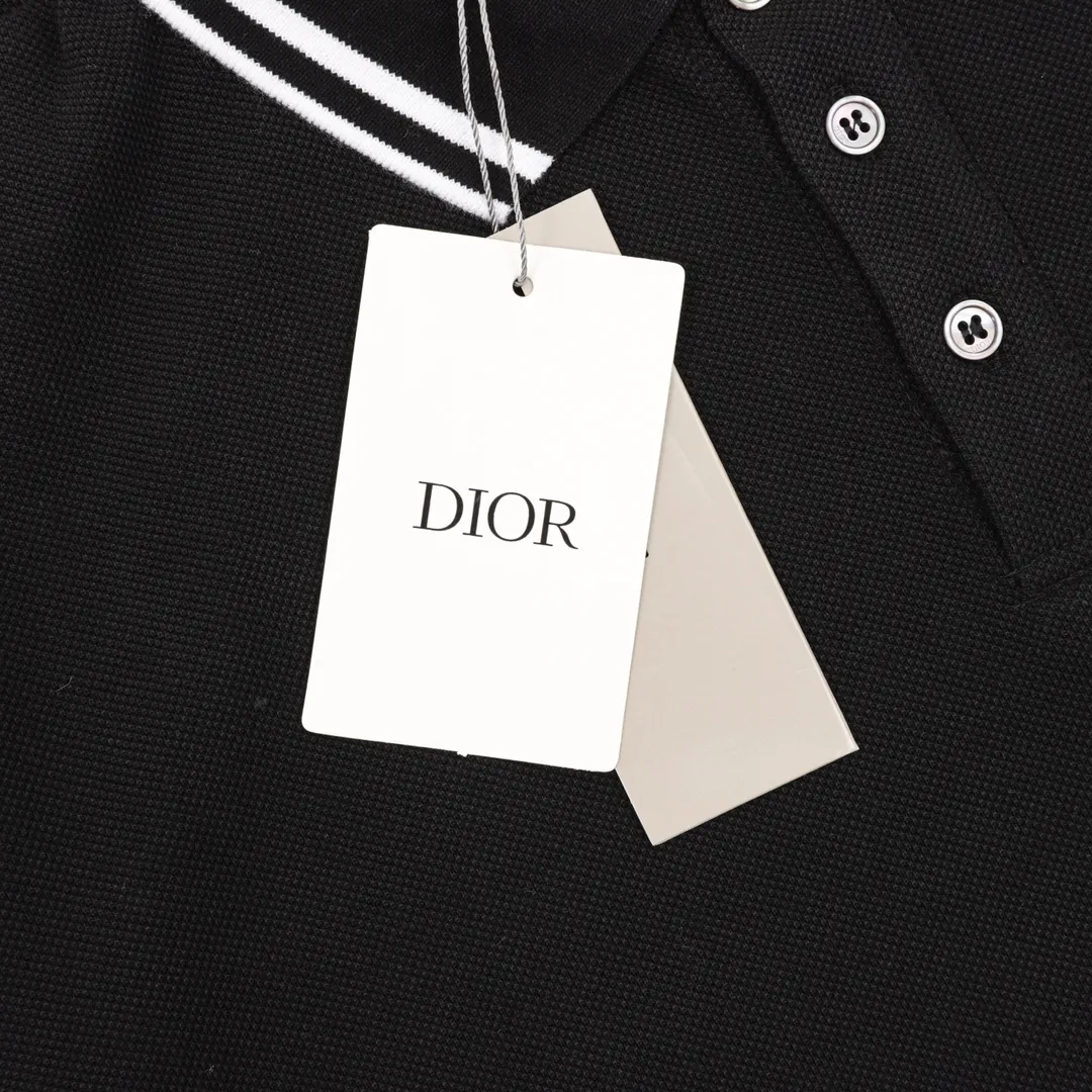 🅿️270 DIOR/Dior short-sleeved polo with cursive letter embroidery, original custom-made 200g cotton vermilion fabric, thread dyed the same as the original. Inspired by classic letter series. A cursive graphic design reinterprets the classic logo. Contrasting logo patch at chest. The imported machine-made tatami embroidery technology makes the letter logo appear delicate and exquisite, enhancing the decorative effect. Use an embroidery machine to embroider the designed letter logo onto the patch. Unisex Size: S-L