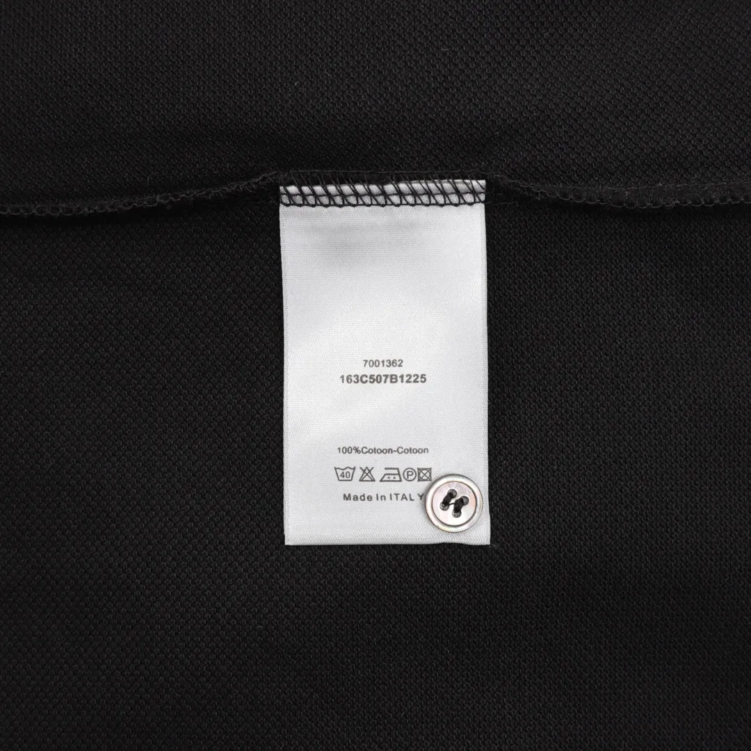🅿️270 DIOR/Dior short-sleeved polo with cursive letter embroidery, original custom-made 200g cotton vermilion fabric, thread dyed the same as the original. Inspired by classic letter series. A cursive graphic design reinterprets the classic logo. Contrasting logo patch at chest. The imported machine-made tatami embroidery technology makes the letter logo appear delicate and exquisite, enhancing the decorative effect. Use an embroidery machine to embroider the designed letter logo onto the patch. Unisex Size: S-L