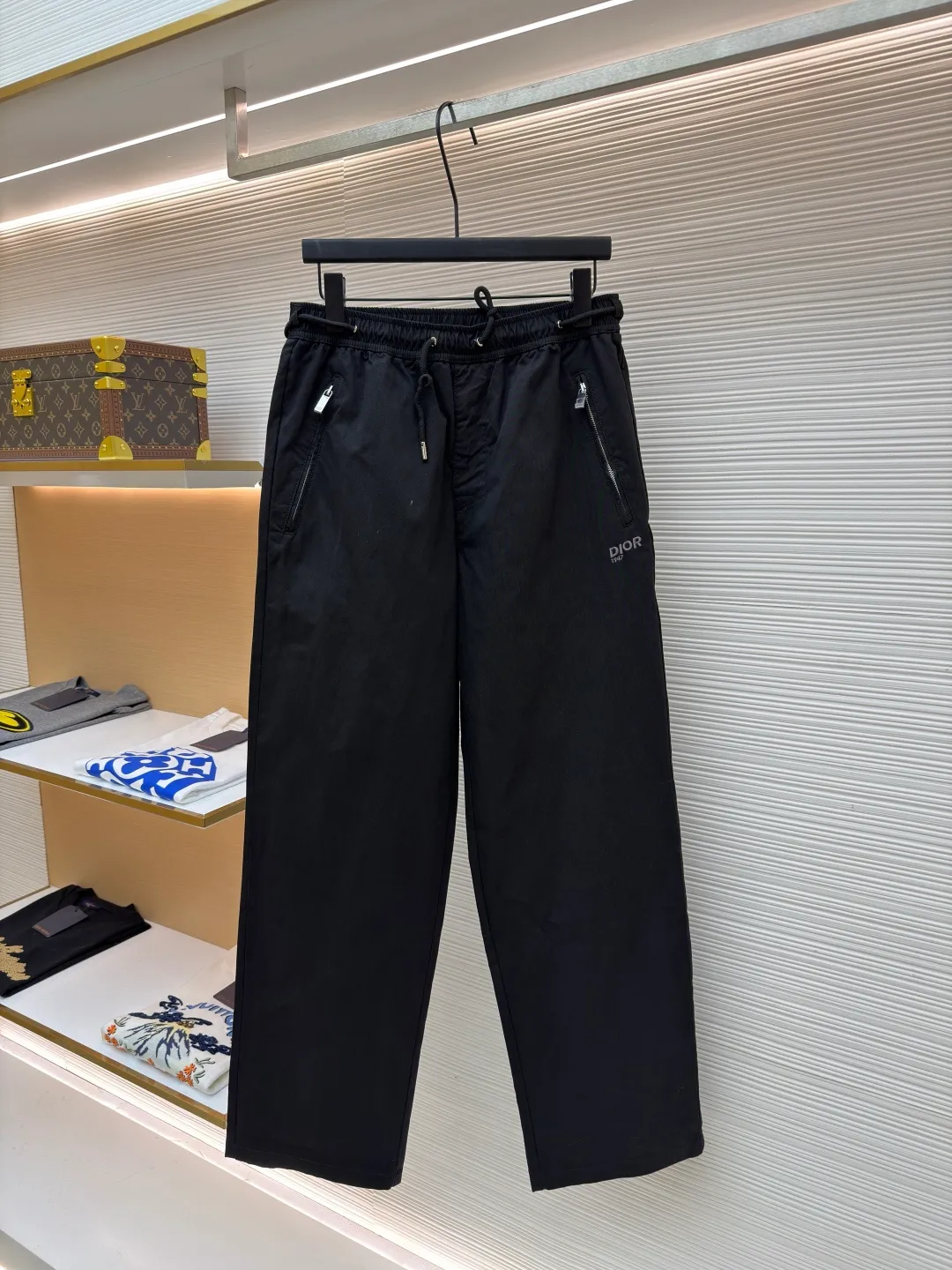 Dior Mountain embroidered casual trousers ●Original version: Purchased and developed for 11500 ●Item number: 1682043-A75 ●Material: Ink shadow cotton twill brocade fabric ●Technology: embroidery production ●Color: black ●Version: Fitted version ●Weight: about 485 grams ●Size: 44-46-48-50 ●Description: Customized ink shadow cotton twill brocade fabric, light and elegant, comfortable and close to the skin, classic pure black Outline the calm style of modern men, the ultimate sense of purity. The Dior Mountain embroidery on the side enhances the style. It shows the alpine spirit and is inspired by the classic logo of Dior's haute couture style. The zipper side pocket is used as a pen to outline the exquisite edge of minimalism. The tough mechanical sense and the soft charm achieve a delicate balance between square inches. The low-key reveals the luxurious style. The king of all-match. Full charm, using imported machine embroidery technology. Use advanced computer control system and precision mechanical components to realize Dior. Mountain embroidery work has high precision. The lines are smooth and delicate. The fabrics have been washed and have a better hand feel. It is not easy to deform, shrink or fade. It maintains long-term beauty. The overall wiring is straight and delicate, the fabric is comfortable and soft, and the color is consistent without color difference. It can be matched with the same style to create a fashionable look and control various occasions. Customized accessories, complete with three standards, same style for men and women!