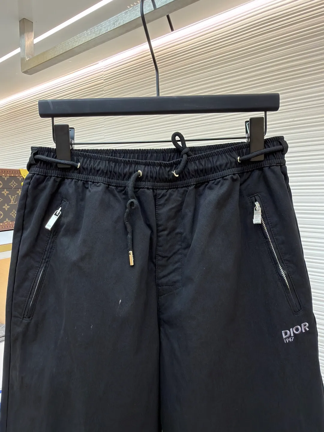 Dior Mountain embroidered casual trousers ●Original version: Purchased and developed for 11500 ●Item number: 1682043-A75 ●Material: Ink shadow cotton twill brocade fabric ●Technology: embroidery production ●Color: black ●Version: Fitted version ●Weight: about 485 grams ●Size: 44-46-48-50 ●Description: Customized ink shadow cotton twill brocade fabric, light and elegant, comfortable and close to the skin, classic pure black Outline the calm style of modern men, the ultimate sense of purity. The Dior Mountain embroidery on the side enhances the style. It shows the alpine spirit and is inspired by the classic logo of Dior's haute couture style. The zipper side pocket is used as a pen to outline the exquisite edge of minimalism. The tough mechanical sense and the soft charm achieve a delicate balance between square inches. The low-key reveals the luxurious style. The king of all-match. Full charm, using imported machine embroidery technology. Use advanced computer control system and precision mechanical components to realize Dior. Mountain embroidery work has high precision. The lines are smooth and delicate. The fabrics have been washed and have a better hand feel. It is not easy to deform, shrink or fade. It maintains long-term beauty. The overall wiring is straight and delicate, the fabric is comfortable and soft, and the color is consistent without color difference. It can be matched with the same style to create a fashionable look and control various occasions. Customized accessories, complete with three standards, same style for men and women!