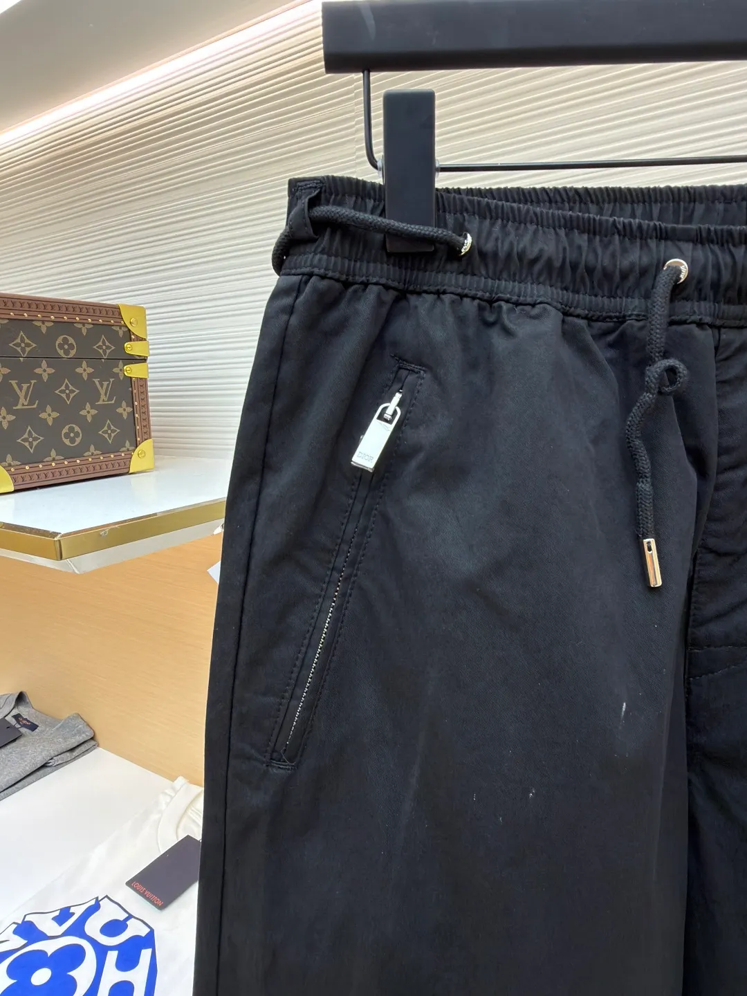 Dior Mountain embroidered casual trousers ●Original version: Purchased and developed for 11500 ●Item number: 1682043-A75 ●Material: Ink shadow cotton twill brocade fabric ●Technology: embroidery production ●Color: black ●Version: Fitted version ●Weight: about 485 grams ●Size: 44-46-48-50 ●Description: Customized ink shadow cotton twill brocade fabric, light and elegant, comfortable and close to the skin, classic pure black Outline the calm style of modern men, the ultimate sense of purity. The Dior Mountain embroidery on the side enhances the style. It shows the alpine spirit and is inspired by the classic logo of Dior's haute couture style. The zipper side pocket is used as a pen to outline the exquisite edge of minimalism. The tough mechanical sense and the soft charm achieve a delicate balance between square inches. The low-key reveals the luxurious style. The king of all-match. Full charm, using imported machine embroidery technology. Use advanced computer control system and precision mechanical components to realize Dior. Mountain embroidery work has high precision. The lines are smooth and delicate. The fabrics have been washed and have a better hand feel. It is not easy to deform, shrink or fade. It maintains long-term beauty. The overall wiring is straight and delicate, the fabric is comfortable and soft, and the color is consistent without color difference. It can be matched with the same style to create a fashionable look and control various occasions. Customized accessories, complete with three standards, same style for men and women!