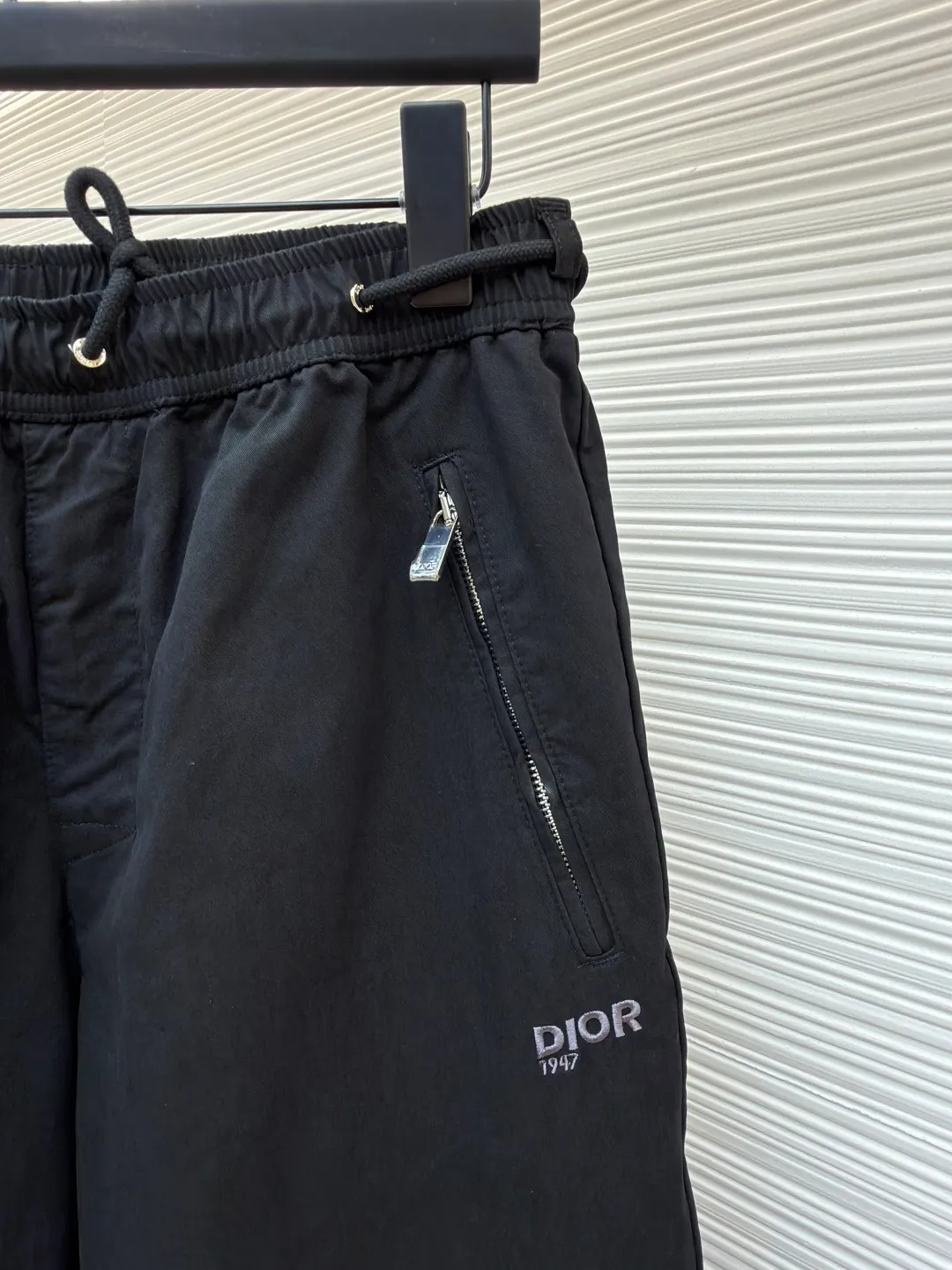 Dior Mountain embroidered casual trousers ●Original version: Purchased and developed for 11500 ●Item number: 1682043-A75 ●Material: Ink shadow cotton twill brocade fabric ●Technology: embroidery production ●Color: black ●Version: Fitted version ●Weight: about 485 grams ●Size: 44-46-48-50 ●Description: Customized ink shadow cotton twill brocade fabric, light and elegant, comfortable and close to the skin, classic pure black Outline the calm style of modern men, the ultimate sense of purity. The Dior Mountain embroidery on the side enhances the style. It shows the alpine spirit and is inspired by the classic logo of Dior's haute couture style. The zipper side pocket is used as a pen to outline the exquisite edge of minimalism. The tough mechanical sense and the soft charm achieve a delicate balance between square inches. The low-key reveals the luxurious style. The king of all-match. Full charm, using imported machine embroidery technology. Use advanced computer control system and precision mechanical components to realize Dior. Mountain embroidery work has high precision. The lines are smooth and delicate. The fabrics have been washed and have a better hand feel. It is not easy to deform, shrink or fade. It maintains long-term beauty. The overall wiring is straight and delicate, the fabric is comfortable and soft, and the color is consistent without color difference. It can be matched with the same style to create a fashionable look and control various occasions. Customized accessories, complete with three standards, same style for men and women!