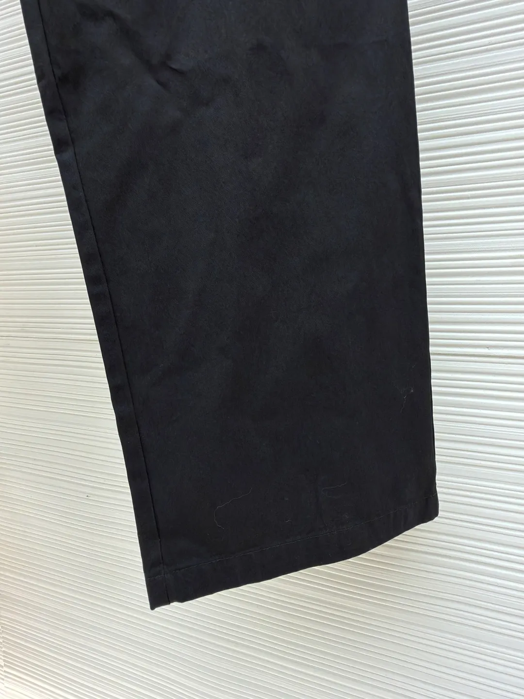Dior Mountain embroidered casual trousers ●Original version: Purchased and developed for 11500 ●Item number: 1682043-A75 ●Material: Ink shadow cotton twill brocade fabric ●Technology: embroidery production ●Color: black ●Version: Fitted version ●Weight: about 485 grams ●Size: 44-46-48-50 ●Description: Customized ink shadow cotton twill brocade fabric, light and elegant, comfortable and close to the skin, classic pure black Outline the calm style of modern men, the ultimate sense of purity. The Dior Mountain embroidery on the side enhances the style. It shows the alpine spirit and is inspired by the classic logo of Dior's haute couture style. The zipper side pocket is used as a pen to outline the exquisite edge of minimalism. The tough mechanical sense and the soft charm achieve a delicate balance between square inches. The low-key reveals the luxurious style. The king of all-match. Full charm, using imported machine embroidery technology. Use advanced computer control system and precision mechanical components to realize Dior. Mountain embroidery work has high precision. The lines are smooth and delicate. The fabrics have been washed and have a better hand feel. It is not easy to deform, shrink or fade. It maintains long-term beauty. The overall wiring is straight and delicate, the fabric is comfortable and soft, and the color is consistent without color difference. It can be matched with the same style to create a fashionable look and control various occasions. Customized accessories, complete with three standards, same style for men and women!