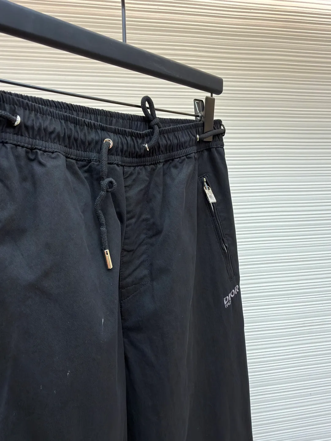 Dior Mountain embroidered casual trousers ●Original version: Purchased and developed for 11500 ●Item number: 1682043-A75 ●Material: Ink shadow cotton twill brocade fabric ●Technology: embroidery production ●Color: black ●Version: Fitted version ●Weight: about 485 grams ●Size: 44-46-48-50 ●Description: Customized ink shadow cotton twill brocade fabric, light and elegant, comfortable and close to the skin, classic pure black Outline the calm style of modern men, the ultimate sense of purity. The Dior Mountain embroidery on the side enhances the style. It shows the alpine spirit and is inspired by the classic logo of Dior's haute couture style. The zipper side pocket is used as a pen to outline the exquisite edge of minimalism. The tough mechanical sense and the soft charm achieve a delicate balance between square inches. The low-key reveals the luxurious style. The king of all-match. Full charm, using imported machine embroidery technology. Use advanced computer control system and precision mechanical components to realize Dior. Mountain embroidery work has high precision. The lines are smooth and delicate. The fabrics have been washed and have a better hand feel. It is not easy to deform, shrink or fade. It maintains long-term beauty. The overall wiring is straight and delicate, the fabric is comfortable and soft, and the color is consistent without color difference. It can be matched with the same style to create a fashionable look and control various occasions. Customized accessories, complete with three standards, same style for men and women!