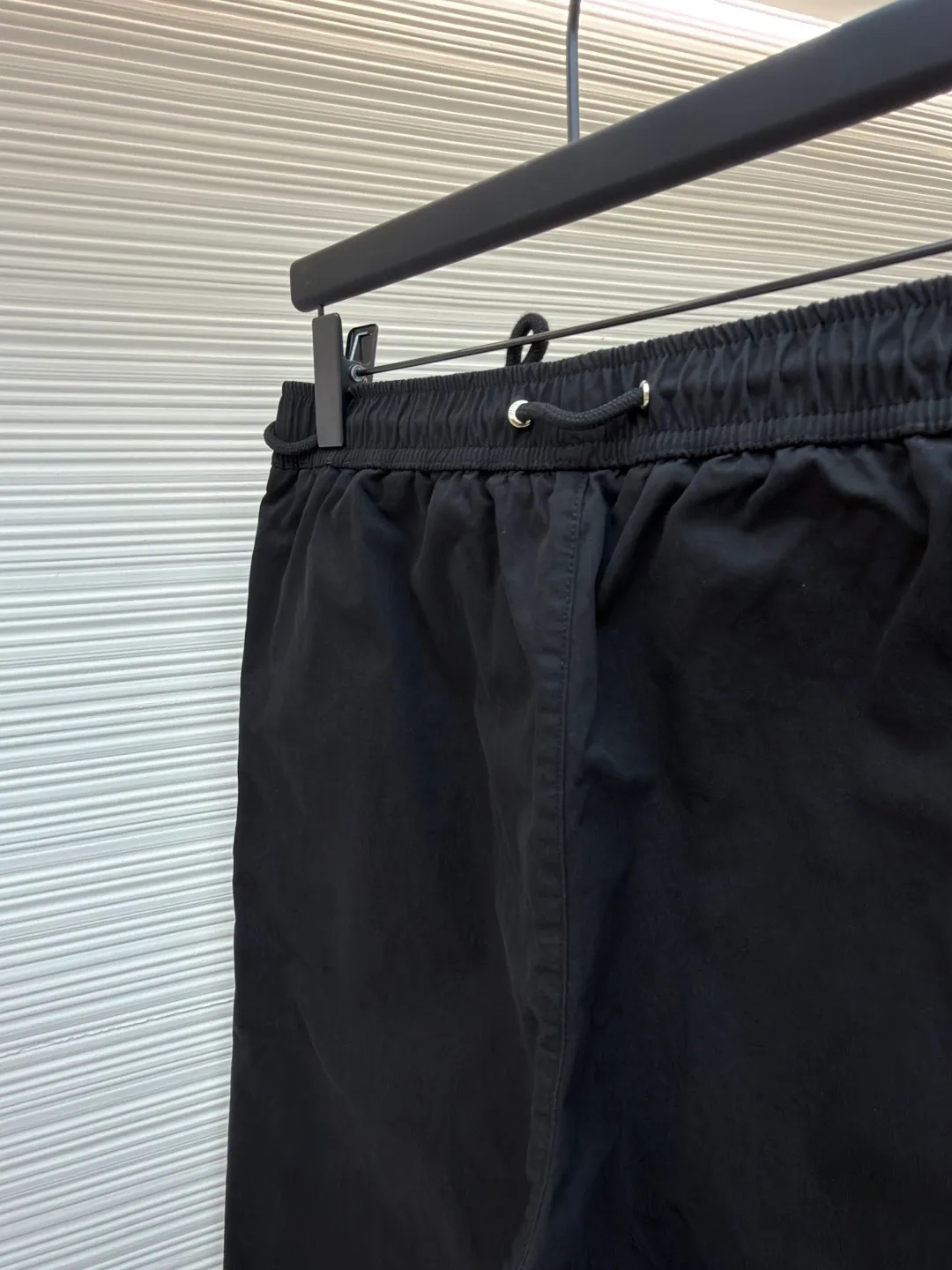 Dior Mountain embroidered casual trousers ●Original version: Purchased and developed for 11500 ●Item number: 1682043-A75 ●Material: Ink shadow cotton twill brocade fabric ●Technology: embroidery production ●Color: black ●Version: Fitted version ●Weight: about 485 grams ●Size: 44-46-48-50 ●Description: Customized ink shadow cotton twill brocade fabric, light and elegant, comfortable and close to the skin, classic pure black Outline the calm style of modern men, the ultimate sense of purity. The Dior Mountain embroidery on the side enhances the style. It shows the alpine spirit and is inspired by the classic logo of Dior's haute couture style. The zipper side pocket is used as a pen to outline the exquisite edge of minimalism. The tough mechanical sense and the soft charm achieve a delicate balance between square inches. The low-key reveals the luxurious style. The king of all-match. Full charm, using imported machine embroidery technology. Use advanced computer control system and precision mechanical components to realize Dior. Mountain embroidery work has high precision. The lines are smooth and delicate. The fabrics have been washed and have a better hand feel. It is not easy to deform, shrink or fade. It maintains long-term beauty. The overall wiring is straight and delicate, the fabric is comfortable and soft, and the color is consistent without color difference. It can be matched with the same style to create a fashionable look and control various occasions. Customized accessories, complete with three standards, same style for men and women!