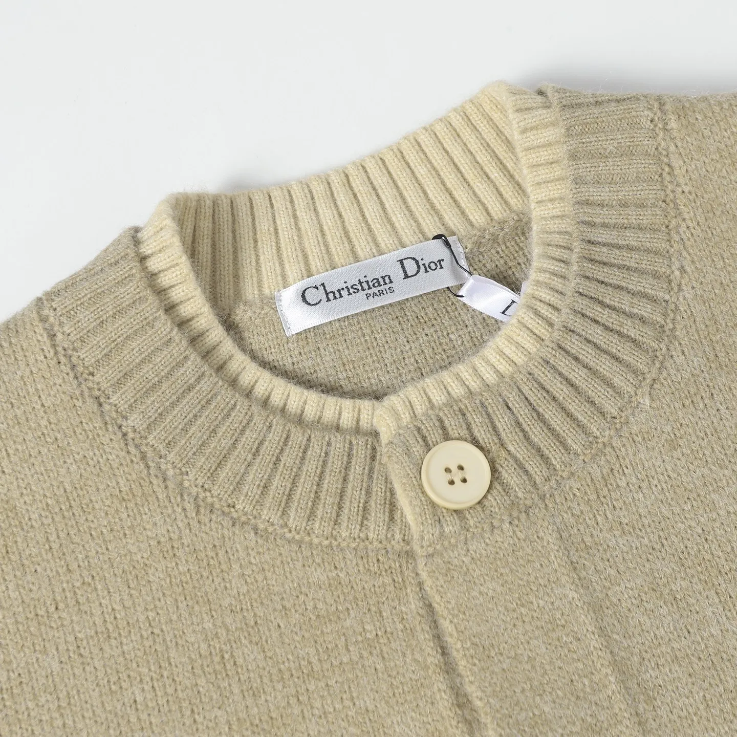 🅿️430 [Top quality] CD/Dior letter logo embroidered crew neck sweater. The fabric is made of 55% merino wool fabric, 35% cotton yarn and 10% polyester. This fabric has high thermal insulation effect and upper body comfort. The embroidery uses 3D three-dimensional embroidery, and the chest is embellished with the DDIOR embroidery logo. Garment washing water removes impurities and lint smell, while effectively fixing the pattern and adding hand feel. Dior Couture logo embroidery on the chest enhances style. Wear it with jeans and sneakers for a sophisticated yet casual modern look. Size:S/M/L/XL