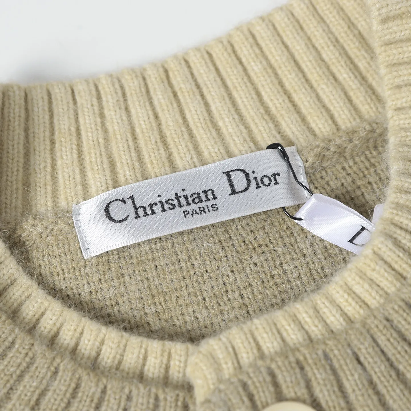 🅿️430 [Top quality] CD/Dior letter logo embroidered crew neck sweater. The fabric is made of 55% merino wool fabric, 35% cotton yarn and 10% polyester. This fabric has high thermal insulation effect and upper body comfort. The embroidery uses 3D three-dimensional embroidery, and the chest is embellished with the DDIOR embroidery logo. Garment washing water removes impurities and lint smell, while effectively fixing the pattern and adding hand feel. Dior Couture logo embroidery on the chest enhances style. Wear it with jeans and sneakers for a sophisticated yet casual modern look. Size:S/M/L/XL