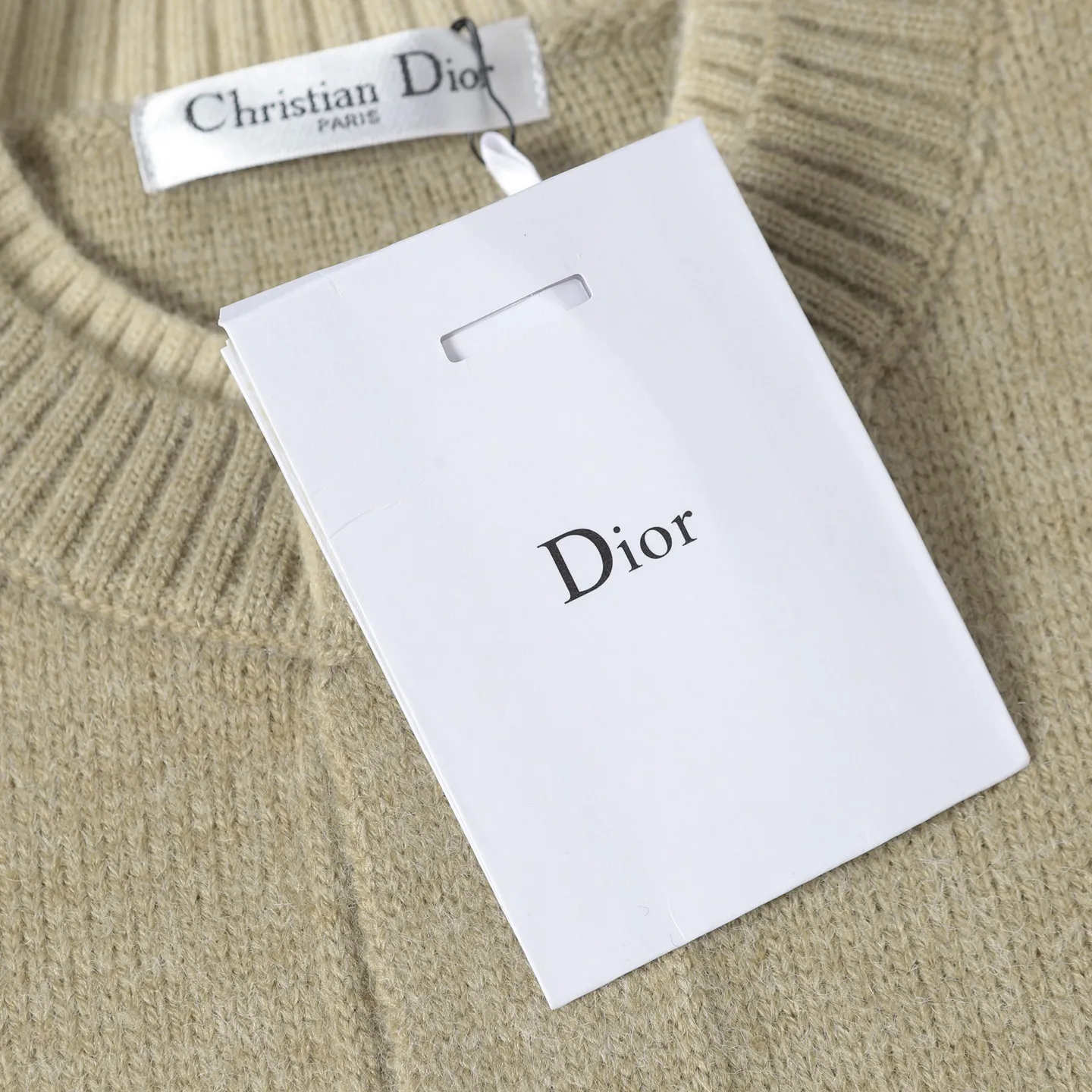 🅿️430 [Top quality] CD/Dior letter logo embroidered crew neck sweater. The fabric is made of 55% merino wool fabric, 35% cotton yarn and 10% polyester. This fabric has high thermal insulation effect and upper body comfort. The embroidery uses 3D three-dimensional embroidery, and the chest is embellished with the DDIOR embroidery logo. Garment washing water removes impurities and lint smell, while effectively fixing the pattern and adding hand feel. Dior Couture logo embroidery on the chest enhances style. Wear it with jeans and sneakers for a sophisticated yet casual modern look. Size:S/M/L/XL