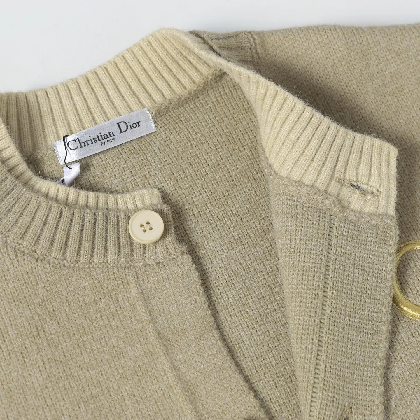 🅿️430 [Top quality] CD/Dior letter logo embroidered crew neck sweater. The fabric is made of 55% merino wool fabric, 35% cotton yarn and 10% polyester. This fabric has high thermal insulation effect and upper body comfort. The embroidery uses 3D three-dimensional embroidery, and the chest is embellished with the DDIOR embroidery logo. Garment washing water removes impurities and lint smell, while effectively fixing the pattern and adding hand feel. Dior Couture logo embroidery on the chest enhances style. Wear it with jeans and sneakers for a sophisticated yet casual modern look. Size:S/M/L/XL