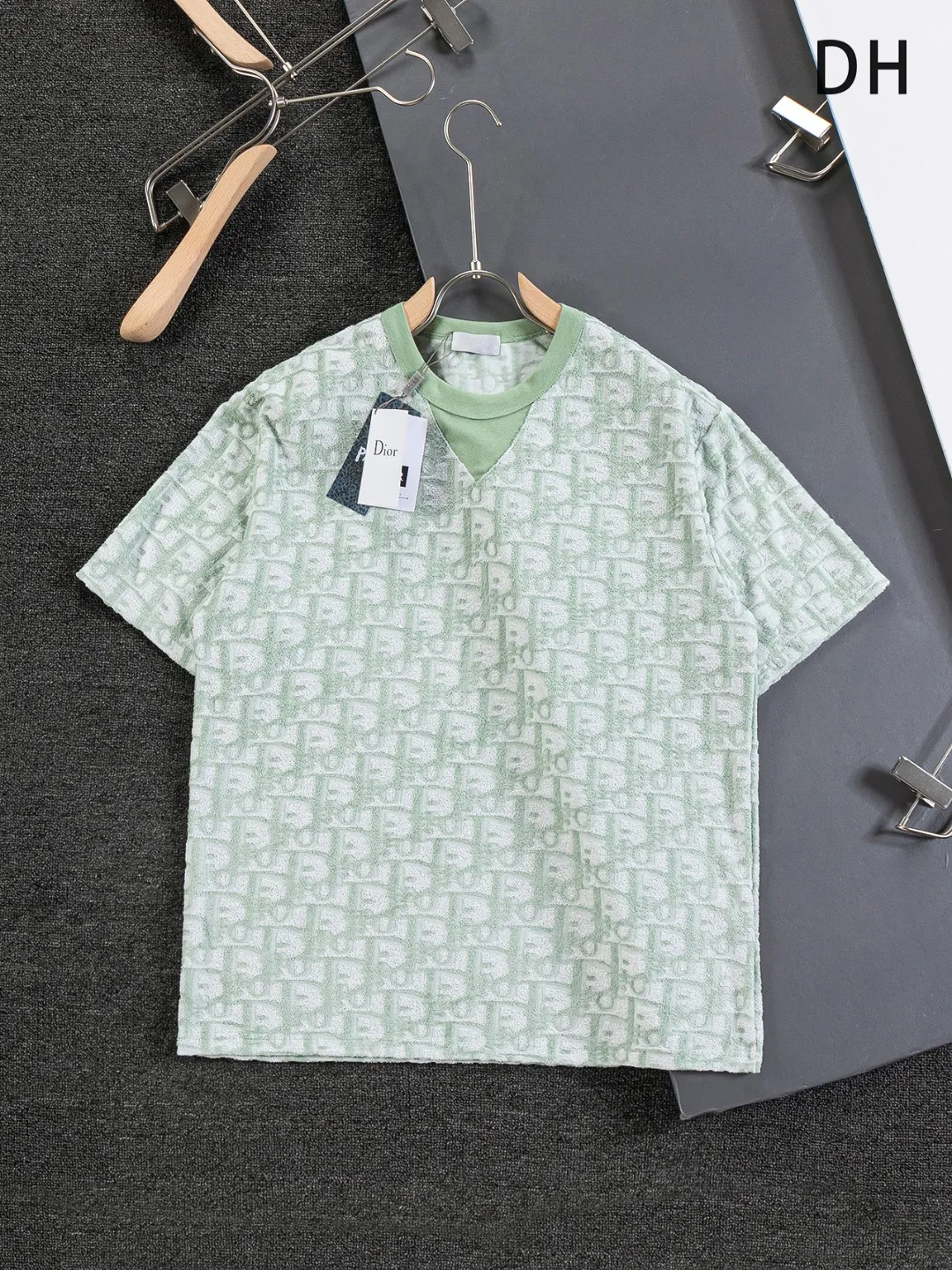 🅿️210 DIOR Dior CD slightly wide version S-XL (the neckline is round, not V-shaped) CD jacquard all-over printed knitted short-sleeved T-shirt, cotton blended terry jersey fabric, originally developed. This is from the 2024 beachwear limited series. The full logo jacquard towel highlights the classic obliaue flower, with an S-pattern round neck and topstitching. It is unique and decorated with oblique all over. Jacquard, ribbed round neck with V-shaped topstitching, customized accessories, and the whole body is customized and developed according to the Y board... Complete with three standards, it can control various styles, the same style for men and women! Color: Black Blue Green Size: S-XL Size chart: S: Shoulder width 55-Bust 56-Length 71.5 M: Shoulder width 56.5-Bust 58-Length 73 L: Shoulder width 58-Bust 60-Length 74.5 XL: Shoulder width 59.5-Bust 62-Length 76