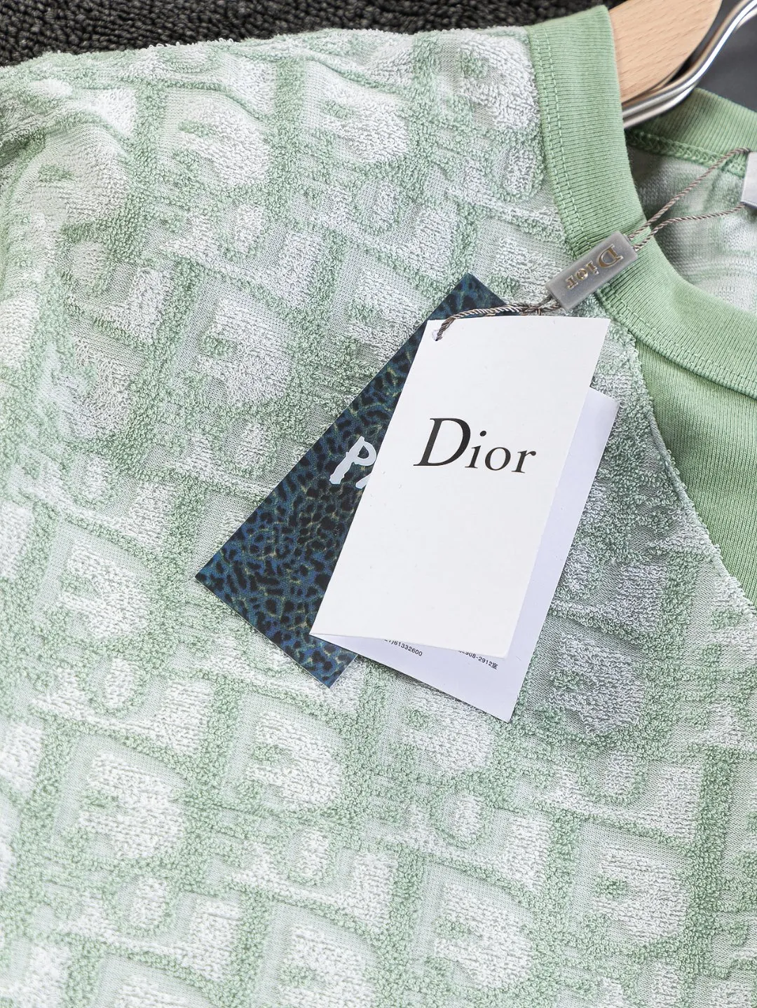 🅿️210 DIOR Dior CD slightly wide version S-XL (the neckline is round, not V-shaped) CD jacquard all-over printed knitted short-sleeved T-shirt, cotton blended terry jersey fabric, originally developed. This is from the 2024 beachwear limited series. The full logo jacquard towel highlights the classic obliaue flower, with an S-pattern round neck and topstitching. It is unique and decorated with oblique all over. Jacquard, ribbed round neck with V-shaped topstitching, customized accessories, and the whole body is customized and developed according to the Y board... Complete with three standards, it can control various styles, the same style for men and women! Color: Black Blue Green Size: S-XL Size chart: S: Shoulder width 55-Bust 56-Length 71.5 M: Shoulder width 56.5-Bust 58-Length 73 L: Shoulder width 58-Bust 60-Length 74.5 XL: Shoulder width 59.5-Bust 62-Length 76