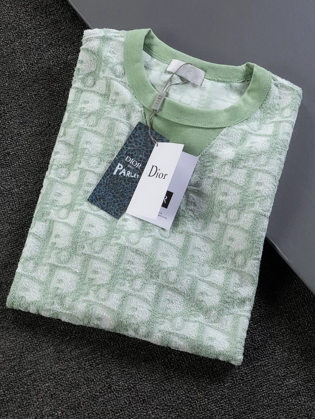 🅿️210 DIOR Dior CD slightly wide version S-XL (the neckline is round, not V-shaped) CD jacquard all-over printed knitted short-sleeved T-shirt, cotton blended terry jersey fabric, originally developed. This is from the 2024 beachwear limited series. The full logo jacquard towel highlights the classic obliaue flower, with an S-pattern round neck and topstitching. It is unique and decorated with oblique all over. Jacquard, ribbed round neck with V-shaped topstitching, customized accessories, and the whole body is customized and developed according to the Y board... Complete with three standards, it can control various styles, the same style for men and women! Color: Black Blue Green Size: S-XL Size chart: S: Shoulder width 55-Bust 56-Length 71.5 M: Shoulder width 56.5-Bust 58-Length 73 L: Shoulder width 58-Bust 60-Length 74.5 XL: Shoulder width 59.5-Bust 62-Length 76