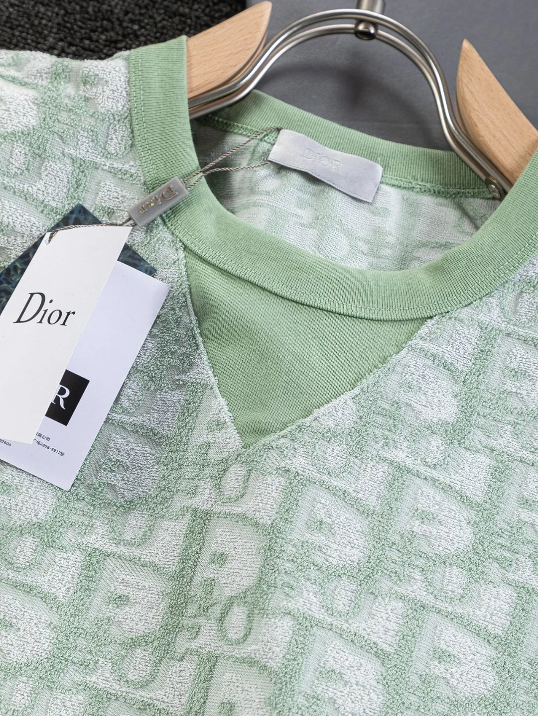 🅿️210 DIOR Dior CD slightly wide version S-XL (the neckline is round, not V-shaped) CD jacquard all-over printed knitted short-sleeved T-shirt, cotton blended terry jersey fabric, originally developed. This is from the 2024 beachwear limited series. The full logo jacquard towel highlights the classic obliaue flower, with an S-pattern round neck and topstitching. It is unique and decorated with oblique all over. Jacquard, ribbed round neck with V-shaped topstitching, customized accessories, and the whole body is customized and developed according to the Y board... Complete with three standards, it can control various styles, the same style for men and women! Color: Black Blue Green Size: S-XL Size chart: S: Shoulder width 55-Bust 56-Length 71.5 M: Shoulder width 56.5-Bust 58-Length 73 L: Shoulder width 58-Bust 60-Length 74.5 XL: Shoulder width 59.5-Bust 62-Length 76