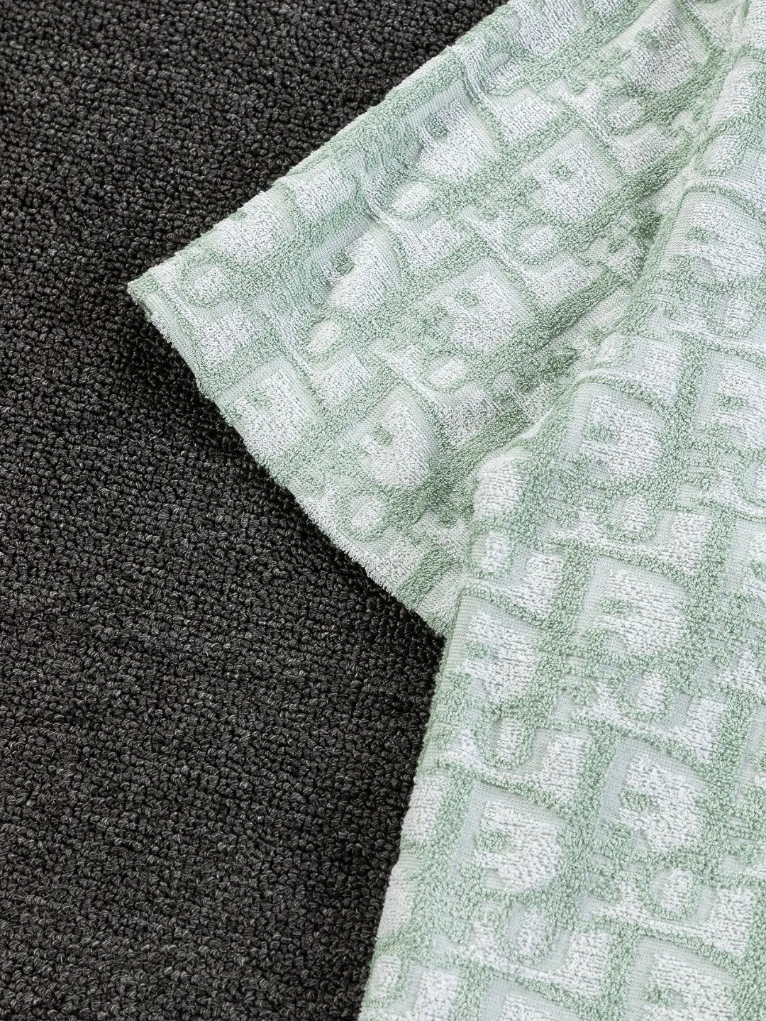 🅿️210 DIOR Dior CD slightly wide version S-XL (the neckline is round, not V-shaped) CD jacquard all-over printed knitted short-sleeved T-shirt, cotton blended terry jersey fabric, originally developed. This is from the 2024 beachwear limited series. The full logo jacquard towel highlights the classic obliaue flower, with an S-pattern round neck and topstitching. It is unique and decorated with oblique all over. Jacquard, ribbed round neck with V-shaped topstitching, customized accessories, and the whole body is customized and developed according to the Y board... Complete with three standards, it can control various styles, the same style for men and women! Color: Black Blue Green Size: S-XL Size chart: S: Shoulder width 55-Bust 56-Length 71.5 M: Shoulder width 56.5-Bust 58-Length 73 L: Shoulder width 58-Bust 60-Length 74.5 XL: Shoulder width 59.5-Bust 62-Length 76