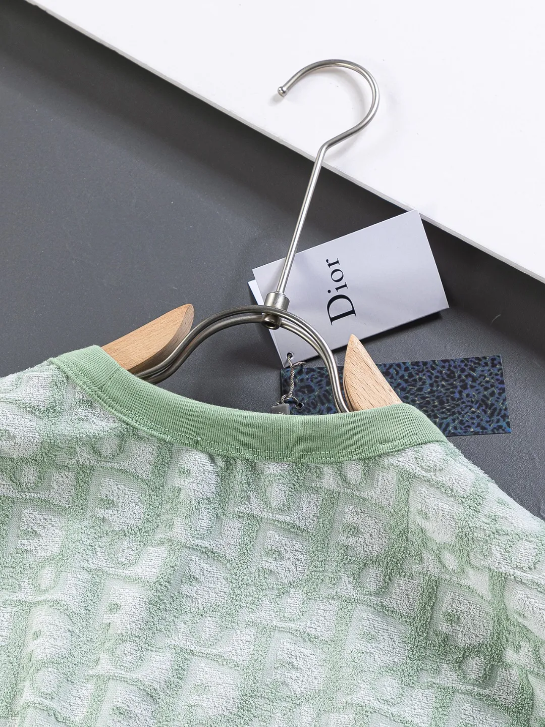 🅿️210 DIOR Dior CD slightly wide version S-XL (the neckline is round, not V-shaped) CD jacquard all-over printed knitted short-sleeved T-shirt, cotton blended terry jersey fabric, originally developed. This is from the 2024 beachwear limited series. The full logo jacquard towel highlights the classic obliaue flower, with an S-pattern round neck and topstitching. It is unique and decorated with oblique all over. Jacquard, ribbed round neck with V-shaped topstitching, customized accessories, and the whole body is customized and developed according to the Y board... Complete with three standards, it can control various styles, the same style for men and women! Color: Black Blue Green Size: S-XL Size chart: S: Shoulder width 55-Bust 56-Length 71.5 M: Shoulder width 56.5-Bust 58-Length 73 L: Shoulder width 58-Bust 60-Length 74.5 XL: Shoulder width 59.5-Bust 62-Length 76