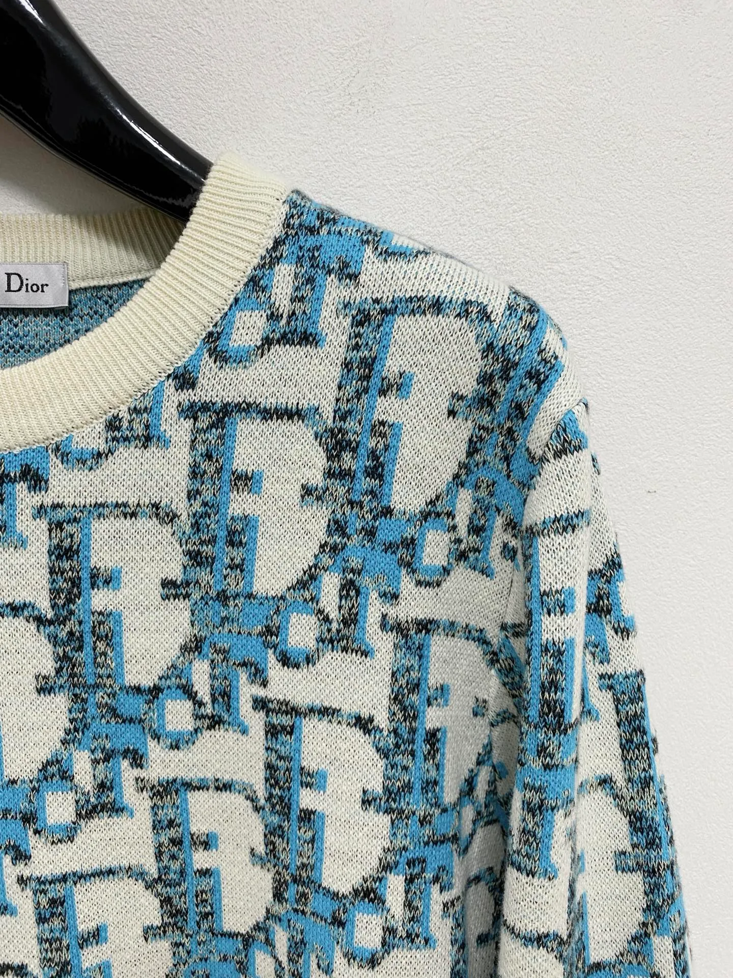 🅿️440 Dior crew neck sweater, made of wool blended yarn, has good warmth retention, fluffy and soft, doubles skin care, giving you a lightweight wearing experience. High-quality natural fibers ensure high-quality life. The whole piece adopts solid color single-sided craftsmanship, leaving loose space when fit, solid color plain weave, neat texture, solid color design, durable and high-end. The workmanship is meticulous, fashionable and versatile. The reverse shoulder design is simple and comfortable. At the same time, it uses counter stitching to highlight the quality in the details, making the temperament more low-key, restrained, calm and stylish, and better showing the clean and tidy side of successful men. The collar, cuffs, and hem are made of dense rib weaving, which is tight and elastic, not easy to deform, and highlights the details and texture. Whether worn alone or layered, it can not only give you a warm feeling, but also give you a sophisticated sense of fashion.      Size: M-XXXL