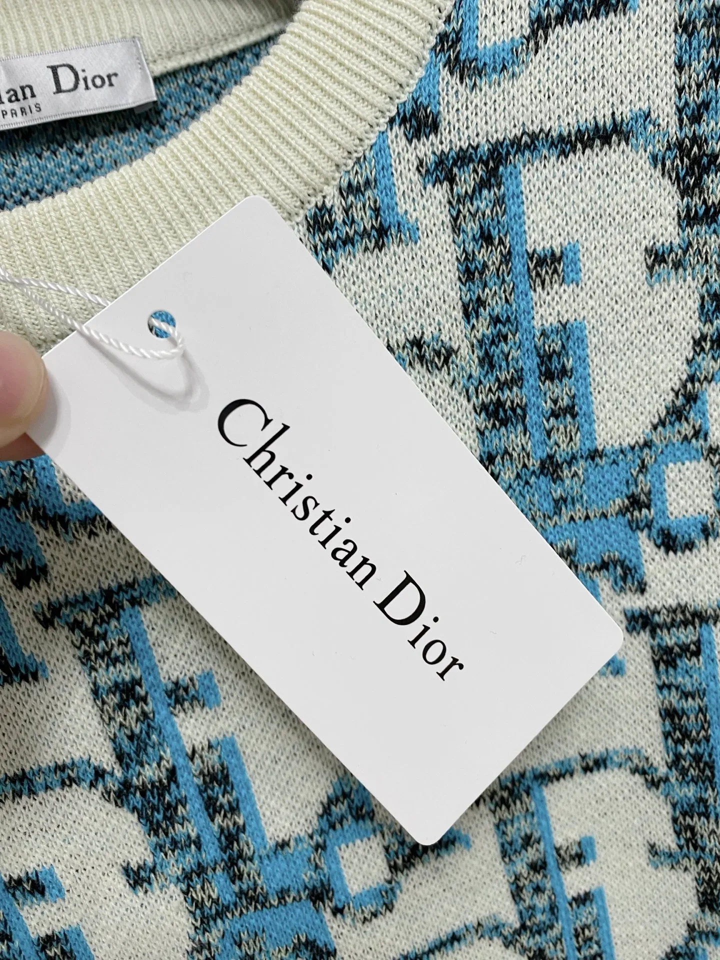 🅿️440 Dior crew neck sweater, made of wool blended yarn, has good warmth retention, fluffy and soft, doubles skin care, giving you a lightweight wearing experience. High-quality natural fibers ensure high-quality life. The whole piece adopts solid color single-sided craftsmanship, leaving loose space when fit, solid color plain weave, neat texture, solid color design, durable and high-end. The workmanship is meticulous, fashionable and versatile. The reverse shoulder design is simple and comfortable. At the same time, it uses counter stitching to highlight the quality in the details, making the temperament more low-key, restrained, calm and stylish, and better showing the clean and tidy side of successful men. The collar, cuffs, and hem are made of dense rib weaving, which is tight and elastic, not easy to deform, and highlights the details and texture. Whether worn alone or layered, it can not only give you a warm feeling, but also give you a sophisticated sense of fashion.      Size: M-XXXL