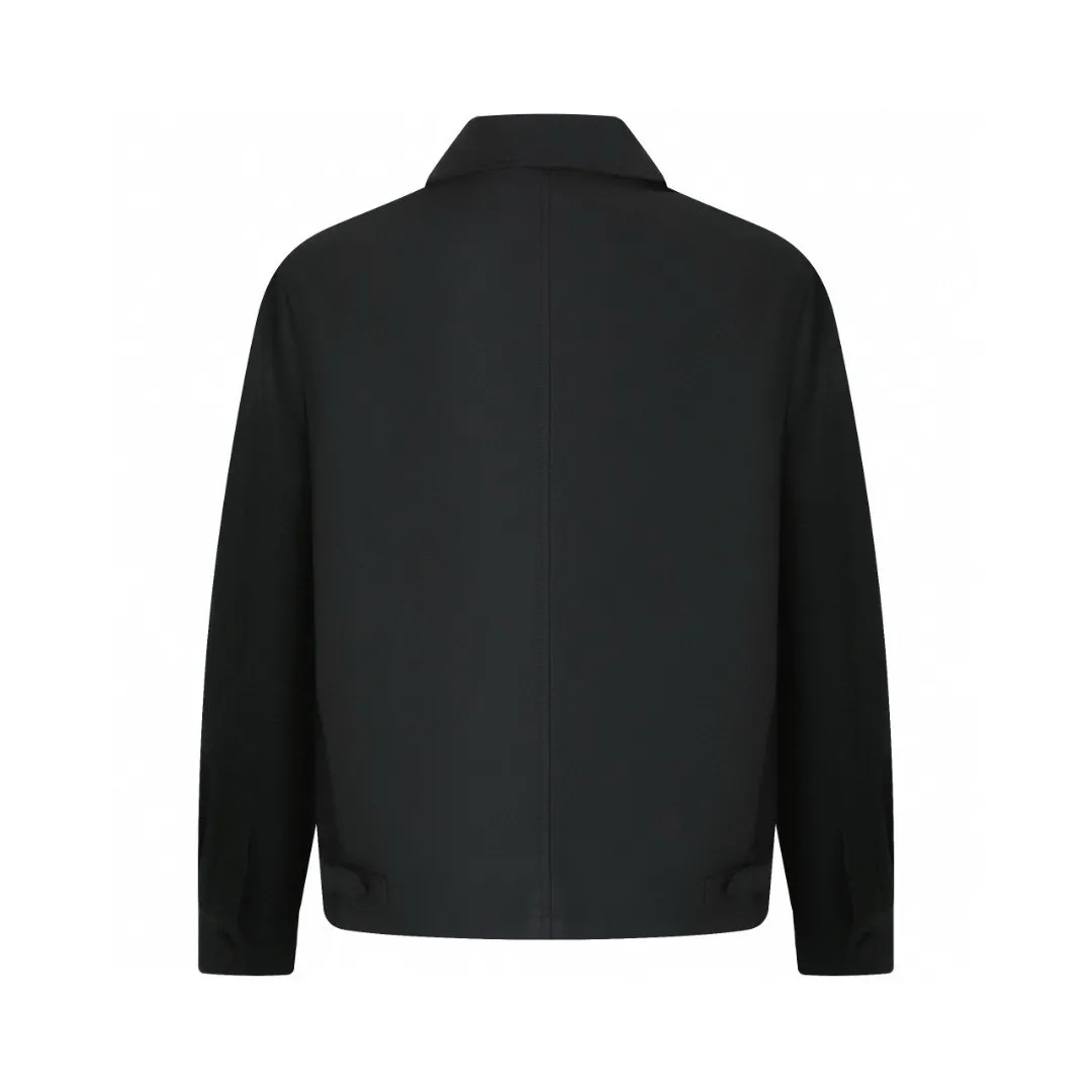 🅿️700 [Exclusive supply] CD 25FW Nameplate Label Suede Splicing Jacket The fabric is made of black cotton blended satin, selected raw materials and yarns. The high-quality fiber long-staple cotton has longer and tougher fibers. It can spin yarns with high strength, less hairiness and silky feel, which is the basis of "texture". In order to obtain the unique luster and smoothness of satin, materials such as silk and Tencel™ are mixed in. These fibers themselves have strong luster and smooth surface. When combined with cotton, they can enhance the overall sense of luxury. The higher the count, the finer the yarn. The intuitive feeling is that the fabric has high density and feels thick, but it feels very delicate. It feels full and solid to the touch, rather than light and fluffy. The lining is made of silk jacquard, and the DIOR brand logo is printed all over, using high-quality mulberry silk as the raw material. Silk threads need to undergo pre-processing such as screening, soaking, winding, doubling, and twisting to form warp and weft threads that meet the requirements for strength, twist, and gloss. (Details restored to the original version) Attention to detail, such as the collar, cuffs and hem are carefully cut and sewn to ensure that the entire jacket looks exquisite and stylish. The brand logo, embroidered logo on the chest and all-over printed fabric inside are cleverly integrated into brand elements to enhance brand recognition. Size:46-48-50-52