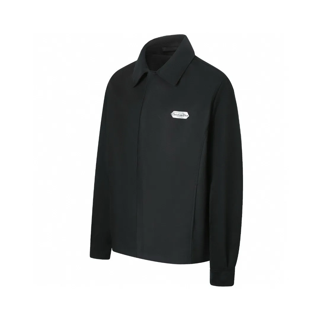 🅿️700 [Exclusive supply] CD 25FW Nameplate Label Suede Splicing Jacket The fabric is made of black cotton blended satin, selected raw materials and yarns. The high-quality fiber long-staple cotton has longer and tougher fibers. It can spin yarns with high strength, less hairiness and silky feel, which is the basis of "texture". In order to obtain the unique luster and smoothness of satin, materials such as silk and Tencel™ are mixed in. These fibers themselves have strong luster and smooth surface. When combined with cotton, they can enhance the overall sense of luxury. The higher the count, the finer the yarn. The intuitive feeling is that the fabric has high density and feels thick, but it feels very delicate. It feels full and solid to the touch, rather than light and fluffy. The lining is made of silk jacquard, and the DIOR brand logo is printed all over, using high-quality mulberry silk as the raw material. Silk threads need to undergo pre-processing such as screening, soaking, winding, doubling, and twisting to form warp and weft threads that meet the requirements for strength, twist, and gloss. (Details restored to the original version) Attention to detail, such as the collar, cuffs and hem are carefully cut and sewn to ensure that the entire jacket looks exquisite and stylish. The brand logo, embroidered logo on the chest and all-over printed fabric inside are cleverly integrated into brand elements to enhance brand recognition. Size:46-48-50-52