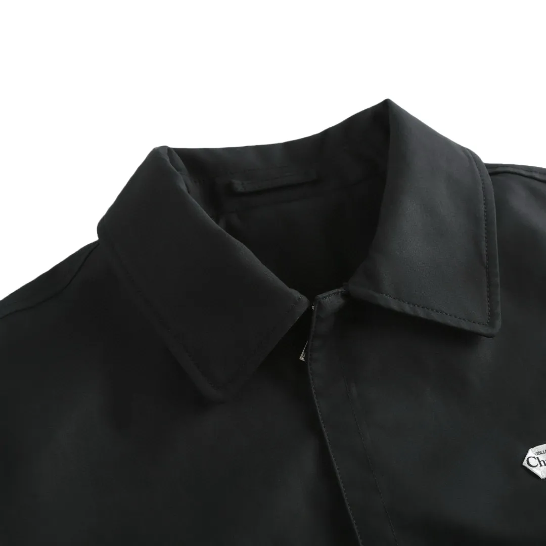 🅿️700 [Exclusive supply] CD 25FW Nameplate Label Suede Splicing Jacket The fabric is made of black cotton blended satin, selected raw materials and yarns. The high-quality fiber long-staple cotton has longer and tougher fibers. It can spin yarns with high strength, less hairiness and silky feel, which is the basis of "texture". In order to obtain the unique luster and smoothness of satin, materials such as silk and Tencel™ are mixed in. These fibers themselves have strong luster and smooth surface. When combined with cotton, they can enhance the overall sense of luxury. The higher the count, the finer the yarn. The intuitive feeling is that the fabric has high density and feels thick, but it feels very delicate. It feels full and solid to the touch, rather than light and fluffy. The lining is made of silk jacquard, and the DIOR brand logo is printed all over, using high-quality mulberry silk as the raw material. Silk threads need to undergo pre-processing such as screening, soaking, winding, doubling, and twisting to form warp and weft threads that meet the requirements for strength, twist, and gloss. (Details restored to the original version) Attention to detail, such as the collar, cuffs and hem are carefully cut and sewn to ensure that the entire jacket looks exquisite and stylish. The brand logo, embroidered logo on the chest and all-over printed fabric inside are cleverly integrated into brand elements to enhance brand recognition. Size:46-48-50-52