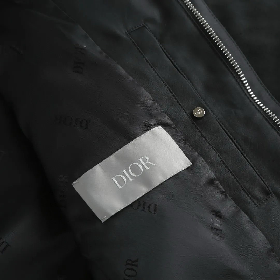 🅿️700 [Exclusive supply] CD 25FW Nameplate Label Suede Splicing Jacket The fabric is made of black cotton blended satin, selected raw materials and yarns. The high-quality fiber long-staple cotton has longer and tougher fibers. It can spin yarns with high strength, less hairiness and silky feel, which is the basis of "texture". In order to obtain the unique luster and smoothness of satin, materials such as silk and Tencel™ are mixed in. These fibers themselves have strong luster and smooth surface. When combined with cotton, they can enhance the overall sense of luxury. The higher the count, the finer the yarn. The intuitive feeling is that the fabric has high density and feels thick, but it feels very delicate. It feels full and solid to the touch, rather than light and fluffy. The lining is made of silk jacquard, and the DIOR brand logo is printed all over, using high-quality mulberry silk as the raw material. Silk threads need to undergo pre-processing such as screening, soaking, winding, doubling, and twisting to form warp and weft threads that meet the requirements for strength, twist, and gloss. (Details restored to the original version) Attention to detail, such as the collar, cuffs and hem are carefully cut and sewn to ensure that the entire jacket looks exquisite and stylish. The brand logo, embroidered logo on the chest and all-over printed fabric inside are cleverly integrated into brand elements to enhance brand recognition. Size:46-48-50-52