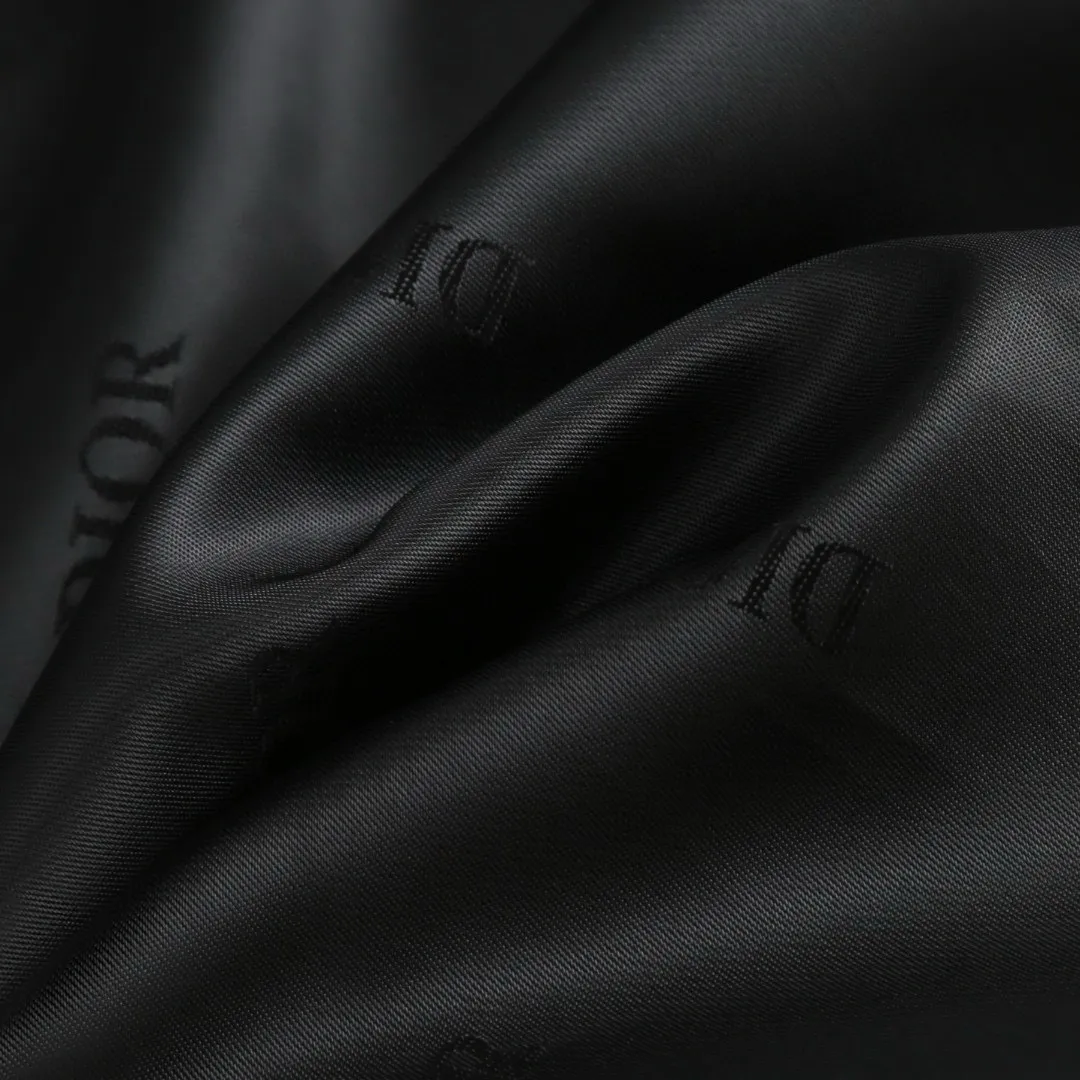 🅿️700 [Exclusive supply] CD 25FW Nameplate Label Suede Splicing Jacket The fabric is made of black cotton blended satin, selected raw materials and yarns. The high-quality fiber long-staple cotton has longer and tougher fibers. It can spin yarns with high strength, less hairiness and silky feel, which is the basis of "texture". In order to obtain the unique luster and smoothness of satin, materials such as silk and Tencel™ are mixed in. These fibers themselves have strong luster and smooth surface. When combined with cotton, they can enhance the overall sense of luxury. The higher the count, the finer the yarn. The intuitive feeling is that the fabric has high density and feels thick, but it feels very delicate. It feels full and solid to the touch, rather than light and fluffy. The lining is made of silk jacquard, and the DIOR brand logo is printed all over, using high-quality mulberry silk as the raw material. Silk threads need to undergo pre-processing such as screening, soaking, winding, doubling, and twisting to form warp and weft threads that meet the requirements for strength, twist, and gloss. (Details restored to the original version) Attention to detail, such as the collar, cuffs and hem are carefully cut and sewn to ensure that the entire jacket looks exquisite and stylish. The brand logo, embroidered logo on the chest and all-over printed fabric inside are cleverly integrated into brand elements to enhance brand recognition. Size:46-48-50-52