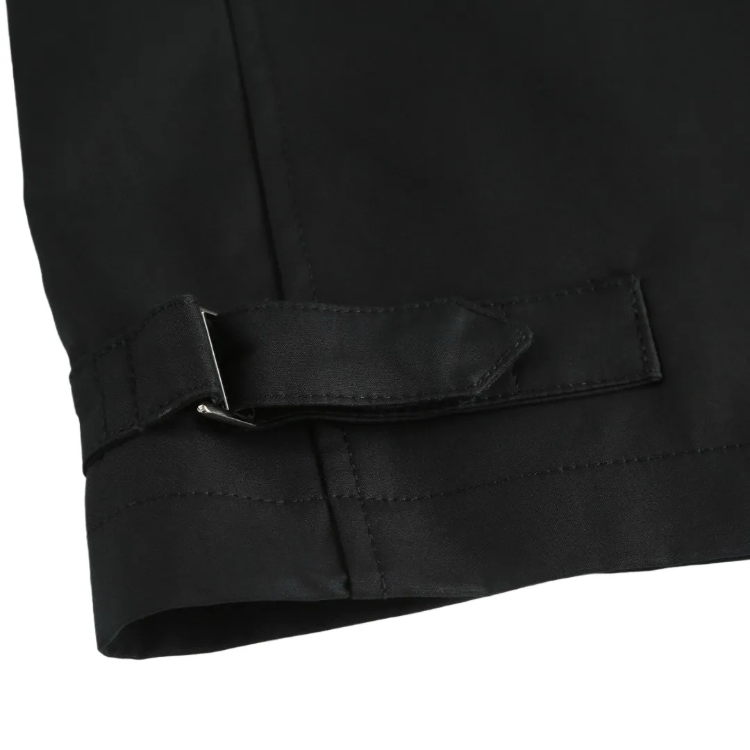 🅿️700 [Exclusive supply] CD 25FW Nameplate Label Suede Splicing Jacket The fabric is made of black cotton blended satin, selected raw materials and yarns. The high-quality fiber long-staple cotton has longer and tougher fibers. It can spin yarns with high strength, less hairiness and silky feel, which is the basis of "texture". In order to obtain the unique luster and smoothness of satin, materials such as silk and Tencel™ are mixed in. These fibers themselves have strong luster and smooth surface. When combined with cotton, they can enhance the overall sense of luxury. The higher the count, the finer the yarn. The intuitive feeling is that the fabric has high density and feels thick, but it feels very delicate. It feels full and solid to the touch, rather than light and fluffy. The lining is made of silk jacquard, and the DIOR brand logo is printed all over, using high-quality mulberry silk as the raw material. Silk threads need to undergo pre-processing such as screening, soaking, winding, doubling, and twisting to form warp and weft threads that meet the requirements for strength, twist, and gloss. (Details restored to the original version) Attention to detail, such as the collar, cuffs and hem are carefully cut and sewn to ensure that the entire jacket looks exquisite and stylish. The brand logo, embroidered logo on the chest and all-over printed fabric inside are cleverly integrated into brand elements to enhance brand recognition. Size:46-48-50-52