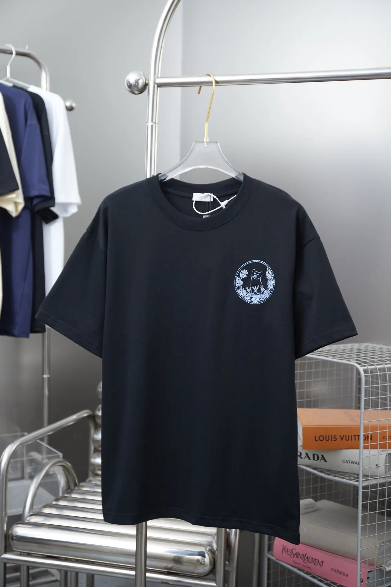 🅿️190 Christia D*or CD 25SS early spring new model embroidered kitten short sleeves light luxury essential item for daily commuting for men and women correct version welcome to compare detailed features · 320g 100% pure cotton double yarn jersey fabric · Custom dyed in the same vat with special thickening 32 pieces double-strand 1X1 thread · Imported Tajima machine embroidery, using artificial silk thread flat embroidery technology, embroidered with cat flower pattern · Double-needle sewing and cross-seam technology · Original main mark, washed tag, brand moisture-proof paper packaging Color: white/black/blue Size: S/M/L/XL
