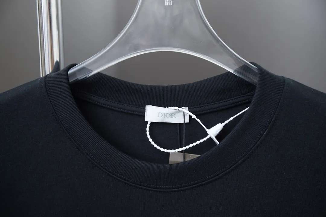 🅿️190 Christia D*or CD 25SS early spring new model embroidered kitten short sleeves light luxury essential item for daily commuting for men and women correct version welcome to compare detailed features · 320g 100% pure cotton double yarn jersey fabric · Custom dyed in the same vat with special thickening 32 pieces double-strand 1X1 thread · Imported Tajima machine embroidery, using artificial silk thread flat embroidery technology, embroidered with cat flower pattern · Double-needle sewing and cross-seam technology · Original main mark, washed tag, brand moisture-proof paper packaging Color: white/black/blue Size: S/M/L/XL