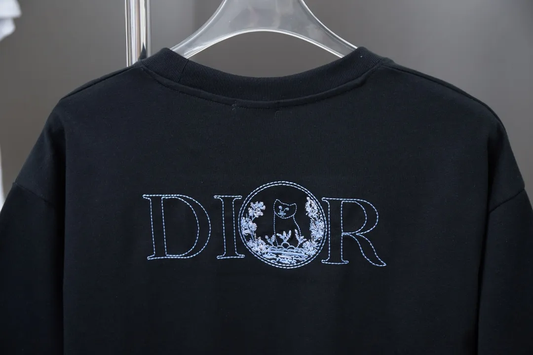 🅿️190 Christia D*or CD 25SS early spring new model embroidered kitten short sleeves light luxury essential item for daily commuting for men and women correct version welcome to compare detailed features · 320g 100% pure cotton double yarn jersey fabric · Custom dyed in the same vat with special thickening 32 pieces double-strand 1X1 thread · Imported Tajima machine embroidery, using artificial silk thread flat embroidery technology, embroidered with cat flower pattern · Double-needle sewing and cross-seam technology · Original main mark, washed tag, brand moisture-proof paper packaging Color: white/black/blue Size: S/M/L/XL