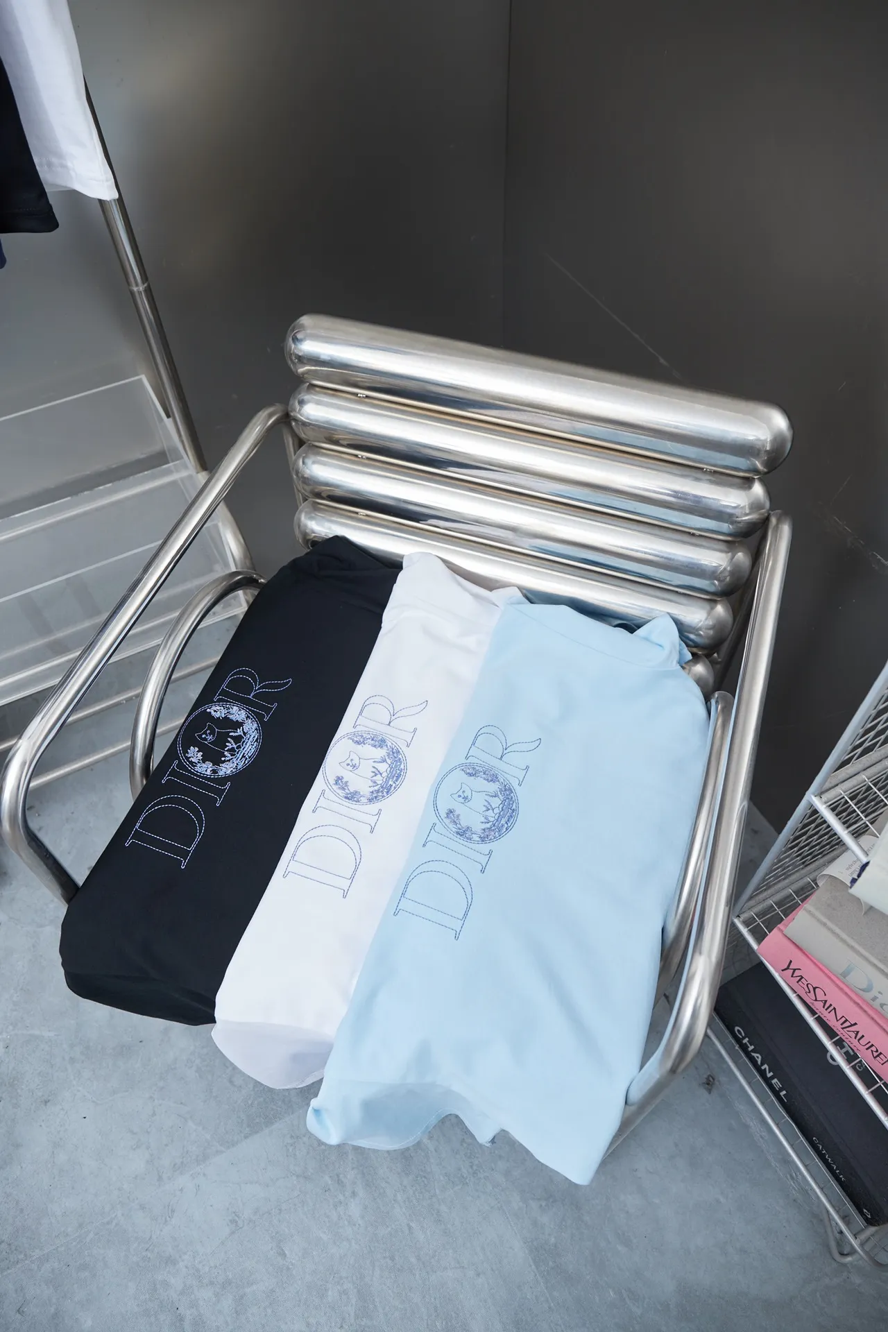 🅿️190 Christia D*or CD 25SS early spring new model embroidered kitten short sleeves light luxury essential item for daily commuting for men and women correct version welcome to compare detailed features · 320g 100% pure cotton double yarn jersey fabric · Custom dyed in the same vat with special thickening 32 pieces double-strand 1X1 thread · Imported Tajima machine embroidery, using artificial silk thread flat embroidery technology, embroidered with cat flower pattern · Double-needle sewing and cross-seam technology · Original main mark, washed tag, brand moisture-proof paper packaging Color: white/black/blue Size: S/M/L/XL