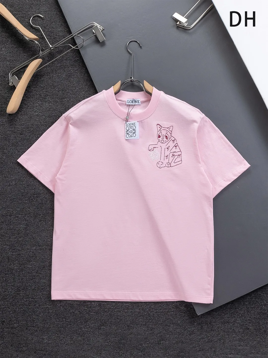 🅿️190 DIOR Dior Dior CD Micro wide version S-XL Dior 26ss official website never fails, permanent boutique LOEWE The cat logo embroidery pattern on the chest is full of details, full of childishness and artistic sense. It is made of 320g high-quality pure cotton, with an S-pattern round neck and topstitching. It is unique. Customized accessories, and the whole body is customized and developed according to the Y board... It has three labels and can control various styles, paying tribute to Dior's historic year! Coupled with the blessing of full-flower cotton material, both the upper body comfort and the existence are unparalleled. It can be said to be a must-have companion in summer. The excellent breathability and comfortable wearing feeling are unparalleled~ Recommended! ! Same style for men and women! Color: Black White Pink Size: S-XL Size chart: S: Shoulder width 50-Bust 56-Length 70 M: Shoulder width 52-Bust 57-Length 72 L: Shoulder width 54-Bust 59-Length 74 XL: Shoulder width 56-Bust 62-Length 76