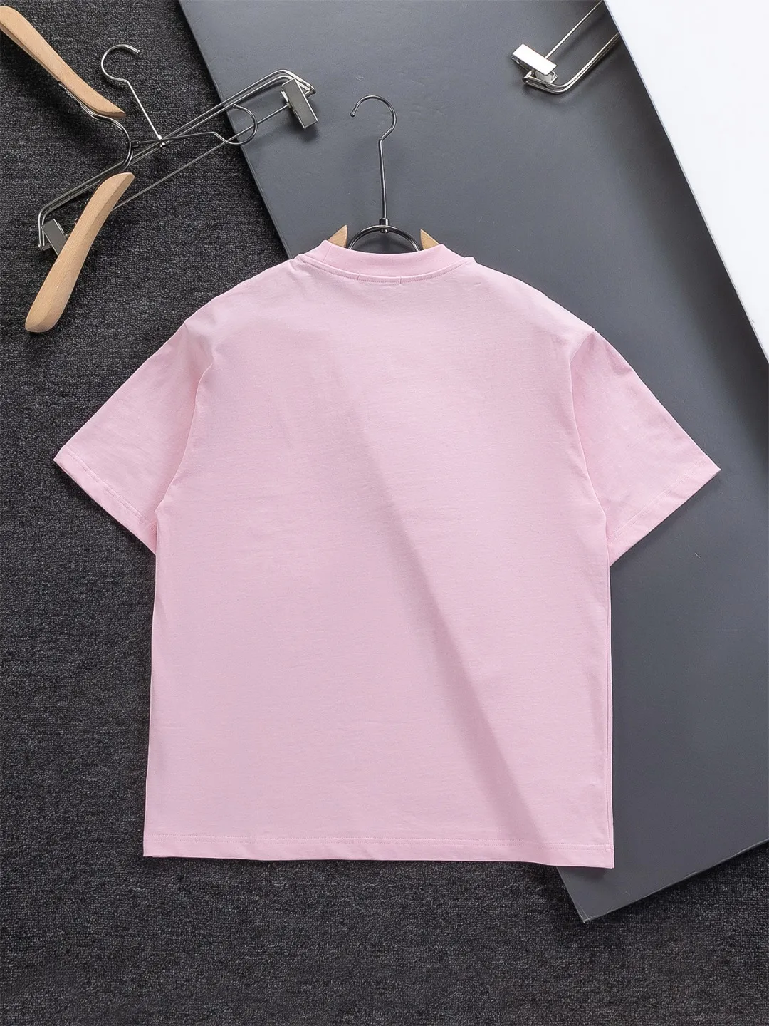 🅿️190 DIOR Dior Dior CD Micro wide version S-XL Dior 26ss official website never fails, permanent boutique LOEWE The cat logo embroidery pattern on the chest is full of details, full of childishness and artistic sense. It is made of 320g high-quality pure cotton, with an S-pattern round neck and topstitching. It is unique. Customized accessories, and the whole body is customized and developed according to the Y board... It has three labels and can control various styles, paying tribute to Dior's historic year! Coupled with the blessing of full-flower cotton material, both the upper body comfort and the existence are unparalleled. It can be said to be a must-have companion in summer. The excellent breathability and comfortable wearing feeling are unparalleled~ Recommended! ! Same style for men and women! Color: Black White Pink Size: S-XL Size chart: S: Shoulder width 50-Bust 56-Length 70 M: Shoulder width 52-Bust 57-Length 72 L: Shoulder width 54-Bust 59-Length 74 XL: Shoulder width 56-Bust 62-Length 76