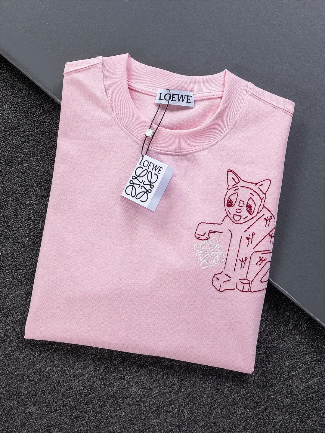 🅿️190 DIOR Dior Dior CD Micro wide version S-XL Dior 26ss official website never fails, permanent boutique LOEWE The cat logo embroidery pattern on the chest is full of details, full of childishness and artistic sense. It is made of 320g high-quality pure cotton, with an S-pattern round neck and topstitching. It is unique. Customized accessories, and the whole body is customized and developed according to the Y board... It has three labels and can control various styles, paying tribute to Dior's historic year! Coupled with the blessing of full-flower cotton material, both the upper body comfort and the existence are unparalleled. It can be said to be a must-have companion in summer. The excellent breathability and comfortable wearing feeling are unparalleled~ Recommended! ! Same style for men and women! Color: Black White Pink Size: S-XL Size chart: S: Shoulder width 50-Bust 56-Length 70 M: Shoulder width 52-Bust 57-Length 72 L: Shoulder width 54-Bust 59-Length 74 XL: Shoulder width 56-Bust 62-Length 76