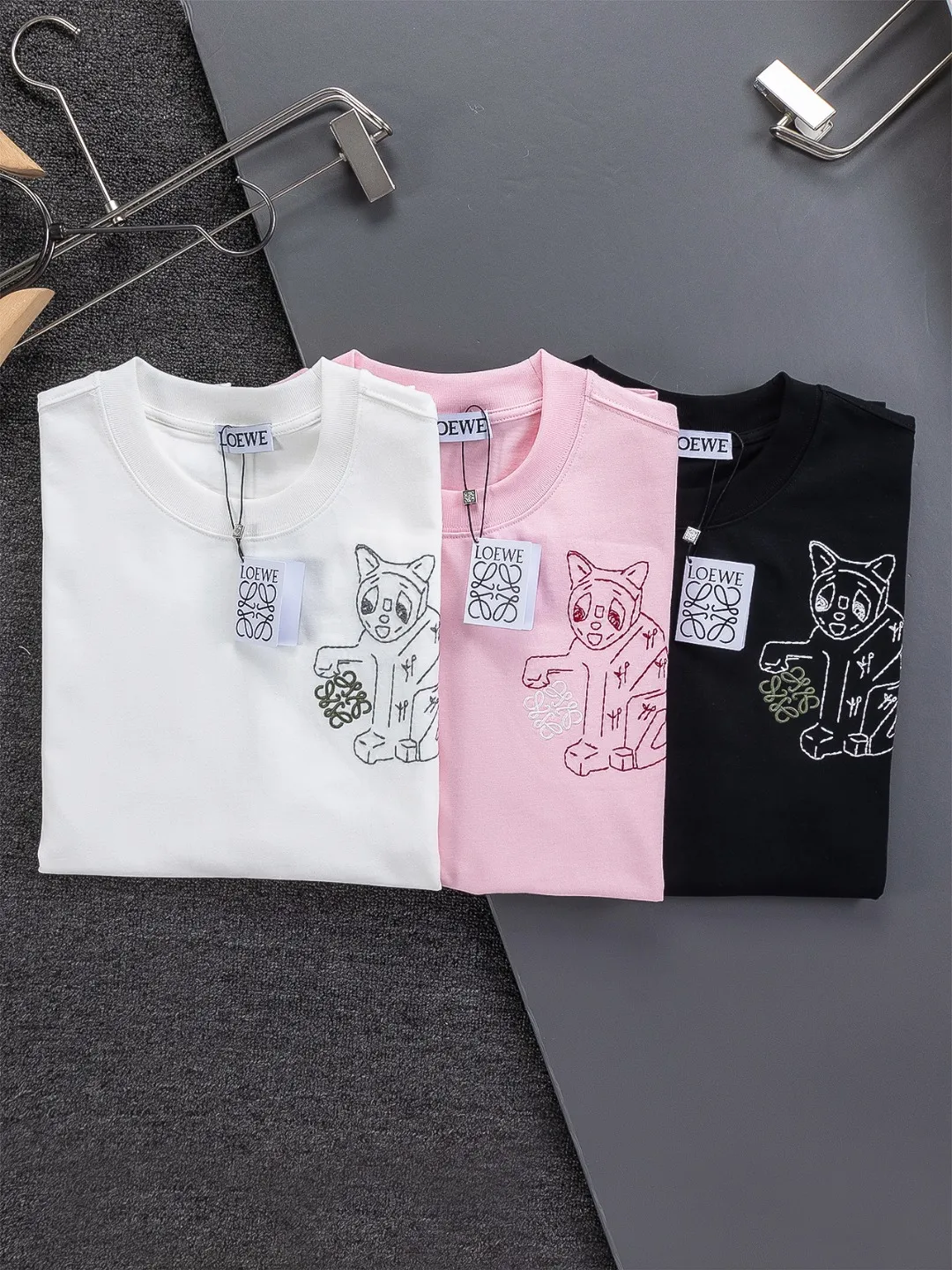🅿️190 DIOR Dior Dior CD Micro wide version S-XL Dior 26ss official website never fails, permanent boutique LOEWE The cat logo embroidery pattern on the chest is full of details, full of childishness and artistic sense. It is made of 320g high-quality pure cotton, with an S-pattern round neck and topstitching. It is unique. Customized accessories, and the whole body is customized and developed according to the Y board... It has three labels and can control various styles, paying tribute to Dior's historic year! Coupled with the blessing of full-flower cotton material, both the upper body comfort and the existence are unparalleled. It can be said to be a must-have companion in summer. The excellent breathability and comfortable wearing feeling are unparalleled~ Recommended! ! Same style for men and women! Color: Black White Pink Size: S-XL Size chart: S: Shoulder width 50-Bust 56-Length 70 M: Shoulder width 52-Bust 57-Length 72 L: Shoulder width 54-Bust 59-Length 74 XL: Shoulder width 56-Bust 62-Length 76